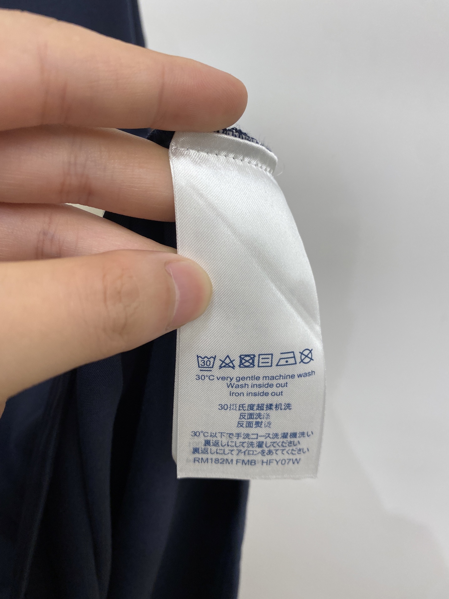路易威登、2026新品短袖T恤，帅气时尚，衣下精致刺绣字母logo，简约百搭款。面料棉 不仅挺括，保持潮