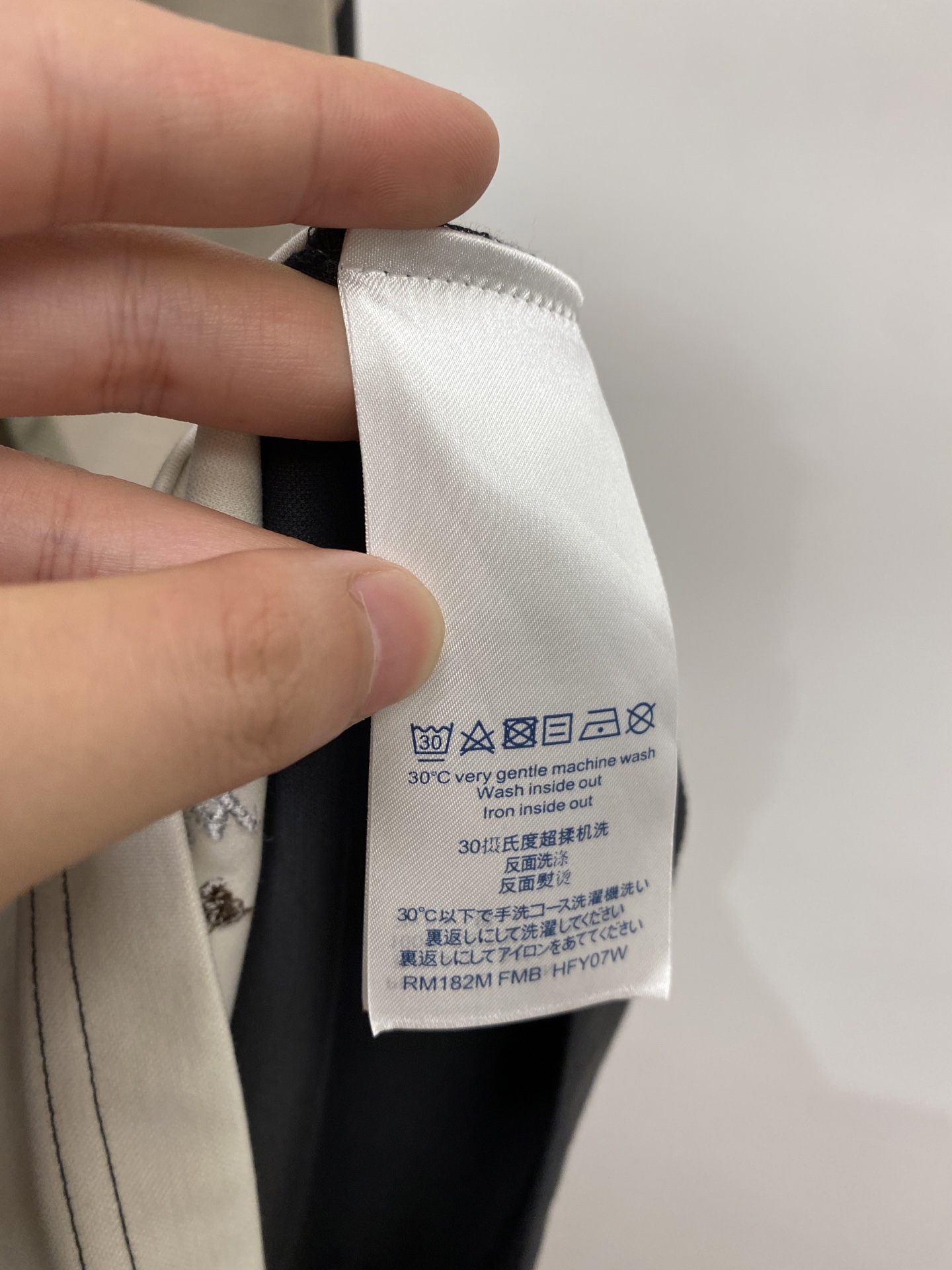 路易威登、2026新品短袖T恤，帅气时尚，胸前精致刺绣字母logo，简约百搭款。面料棉 不仅挺括，保持潮
