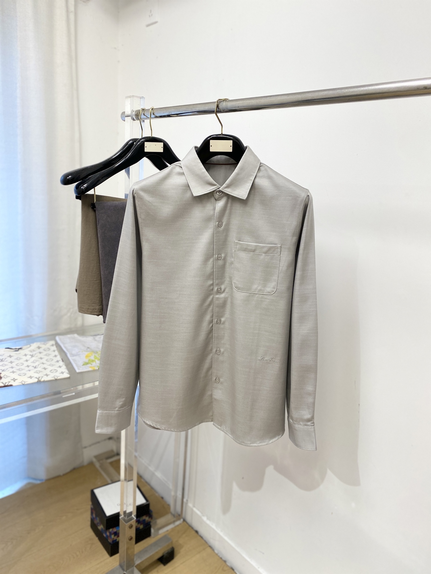 Loro Piana、2026新品衬衫，时尚帅气，简约百搭款，定制原版面料，不仅挺括，保持潮流的廓形，又