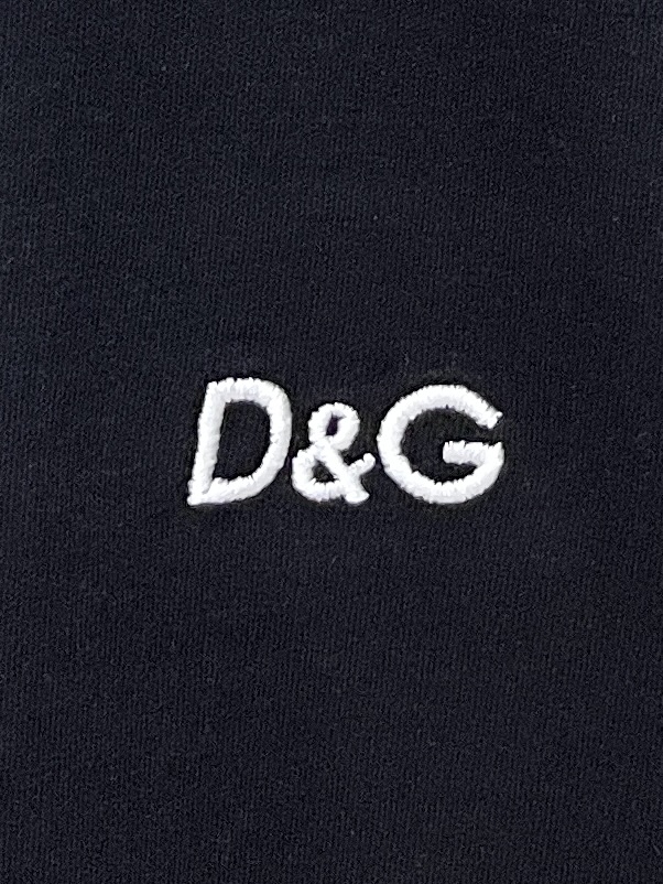 DG、2026新品短袖T恤，帅气时尚，胸前精致刺绣字母logo，简约百搭款。面料棉 不仅挺括，保持潮流的