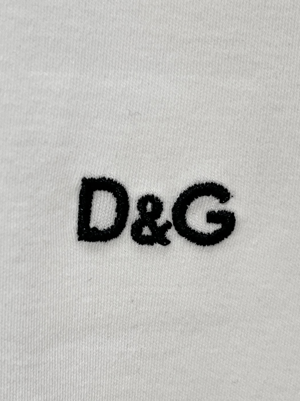 DG、2026新品短袖T恤，帅气时尚，胸前精致刺绣字母logo，简约百搭款。面料棉 不仅挺括，保持潮流的