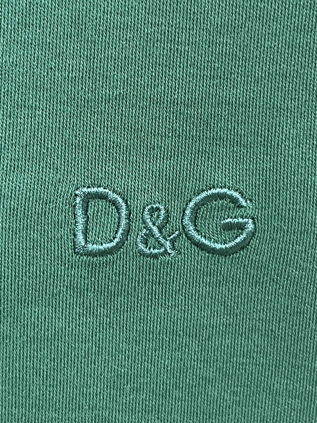 DG、2026新品短袖T恤，帅气时尚，胸前精致刺绣字母logo，简约百搭款。面料棉 不仅挺括，保持潮流的