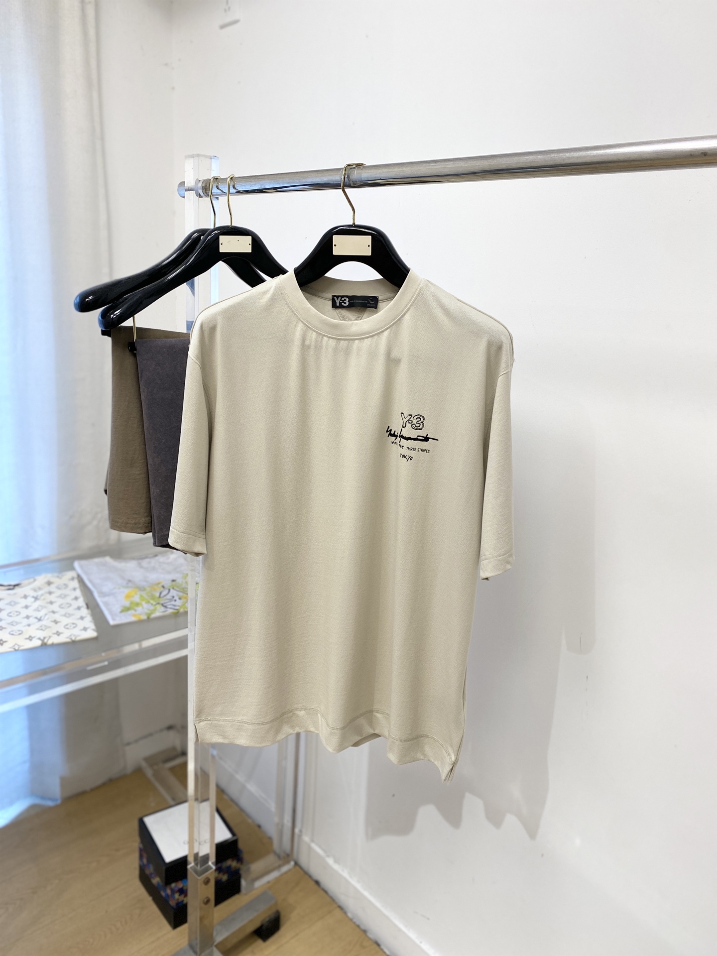 Y-3、2026新品短袖T恤，帅气时尚，胸前顶级印胶字母logo，简约百搭款。面料棉 不仅挺括，保持潮流
