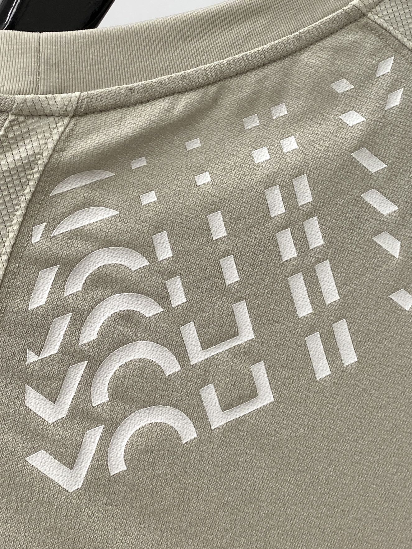 Y-3、2026新品短袖T恤，帅气时尚，胸前顶级印花字母logo，简约百搭款。面料棉 不仅挺括，保持潮流