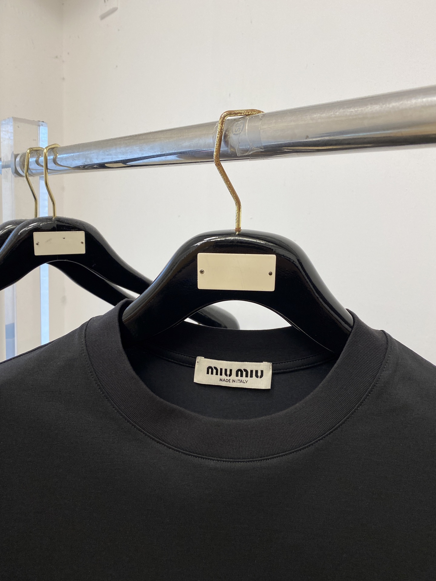 miu miu、2026新品短袖T恤，帅气时尚，胸前顶级印花字母logo，简约百搭款。面料棉 不仅挺括，