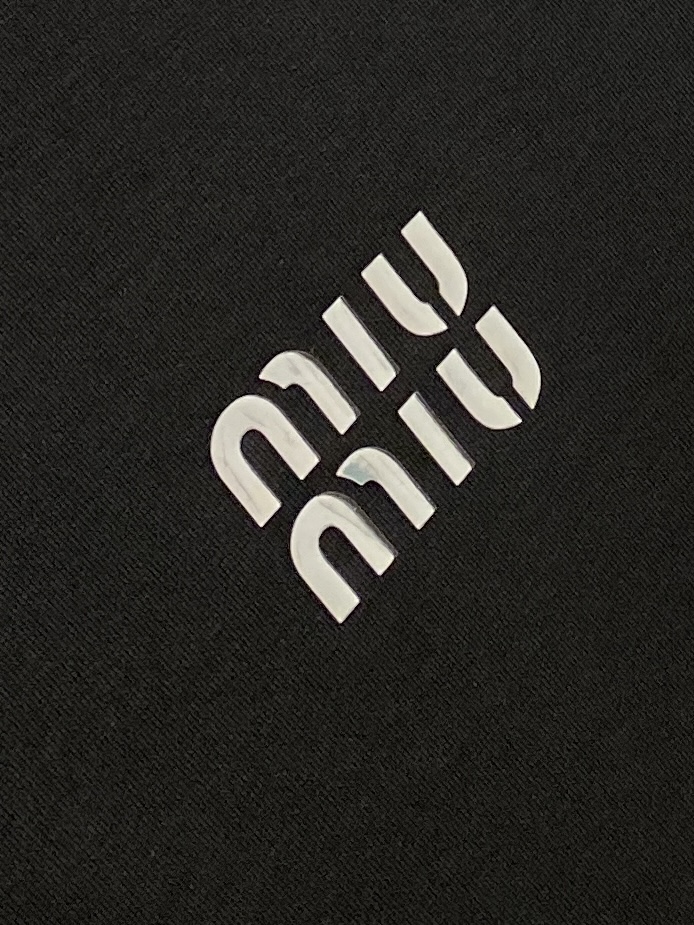 miu miu、2026新品短袖T恤，帅气时尚，胸前顶级印花字母logo，简约百搭款。面料棉 不仅挺括，