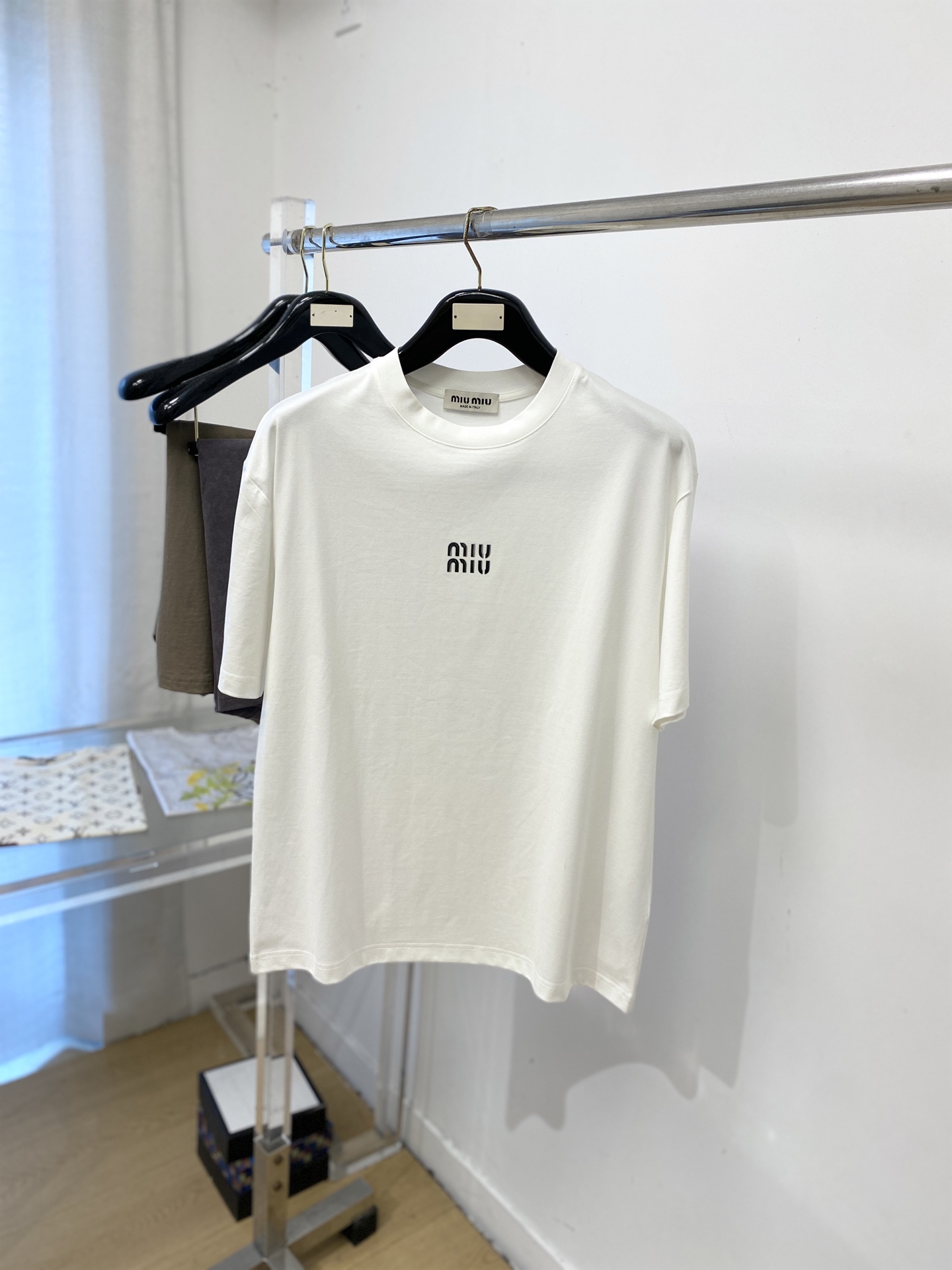 miu miu、2026新品短袖T恤，帅气时尚，胸前顶级印花字母logo，简约百搭款。面料棉 不仅挺括，