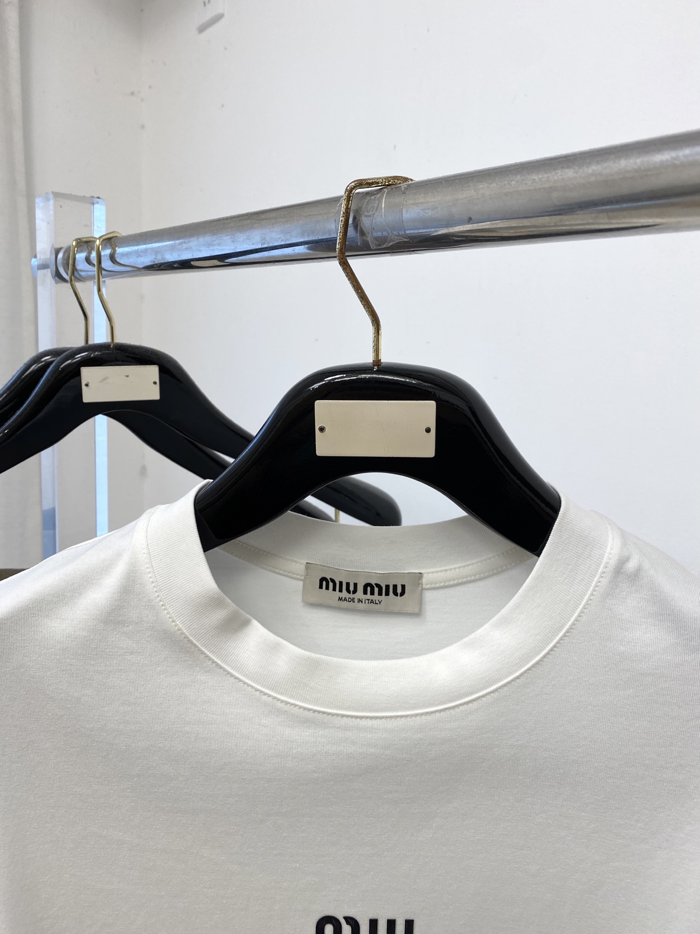 miu miu、2026新品短袖T恤，帅气时尚，胸前顶级印花字母logo，简约百搭款。面料棉 不仅挺括，