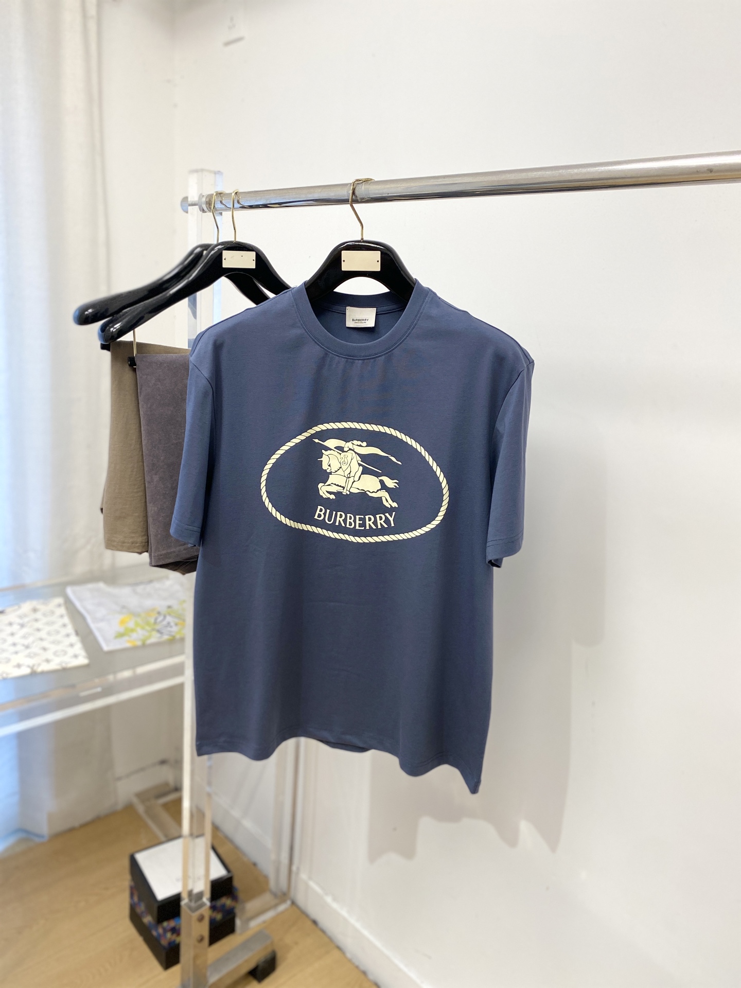 NO:903635,Burberry, 2026 new short-sleeved T-shirt, handsome and fashionable, top-notch printed letter logo on the chest, simple and versatile. The fabric cotton is not only crisp and maintains the trendy silhouette, but also comfortable to wear, and the yarn is more delicate. Size M-3XL,, burberry, T-shirt, tees, t-shirt,19860909巴宝莉、2026新品短袖T恤,帅气时尚,胸前顶级印胶图案字母logo,简约百搭款.面料棉 不仅挺括,保持潮流的廓形,又穿着舒适,纱织更细腻,码数M-3XL,,burberry,T-shirt,tees，t-shirt,,Men's clothing
