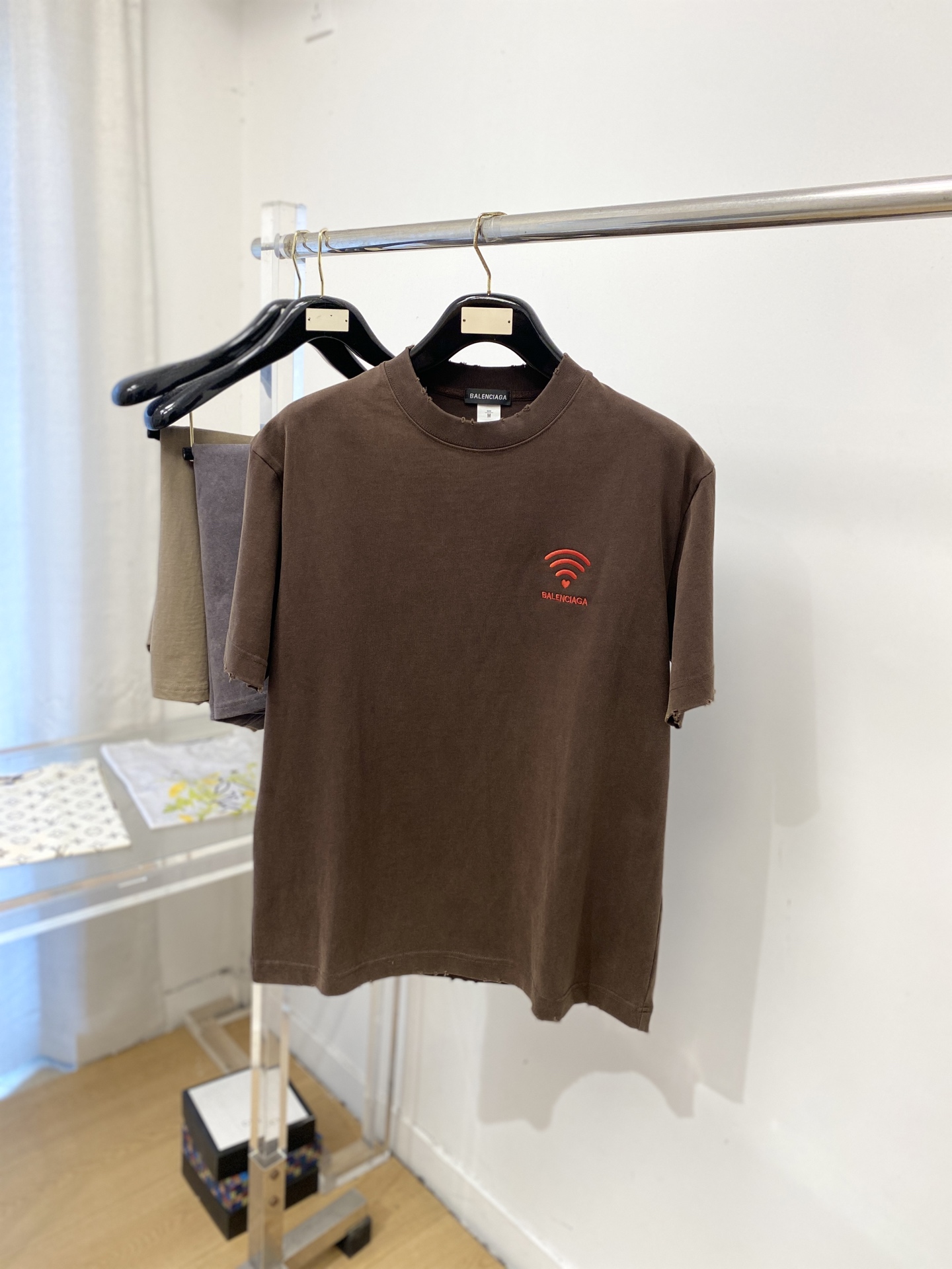 NO:903641,Balenciaga, 2026 new short-sleeved T-shirt, handsome and fashionable, exquisite embroidery pattern letter logo on the chest, simple and versatile. The fabric cotton is not only crisp and maintains the trendy silhouette, but also comfortable to wear, and the yarn is more delicate. Size S-3XL, balenciaga, T-shirt, tees, t-shirt,19860909巴黎世家、2026新品短袖T恤,帅气时尚,胸前精致刺绣图案字母logo,简约百搭款.面料棉 不仅挺括,保持潮流的廓形,又穿着舒适,纱织更细腻,码数S-3XL,,balenciaga,T-shirt,tees，t-shirt,,Men's clothing