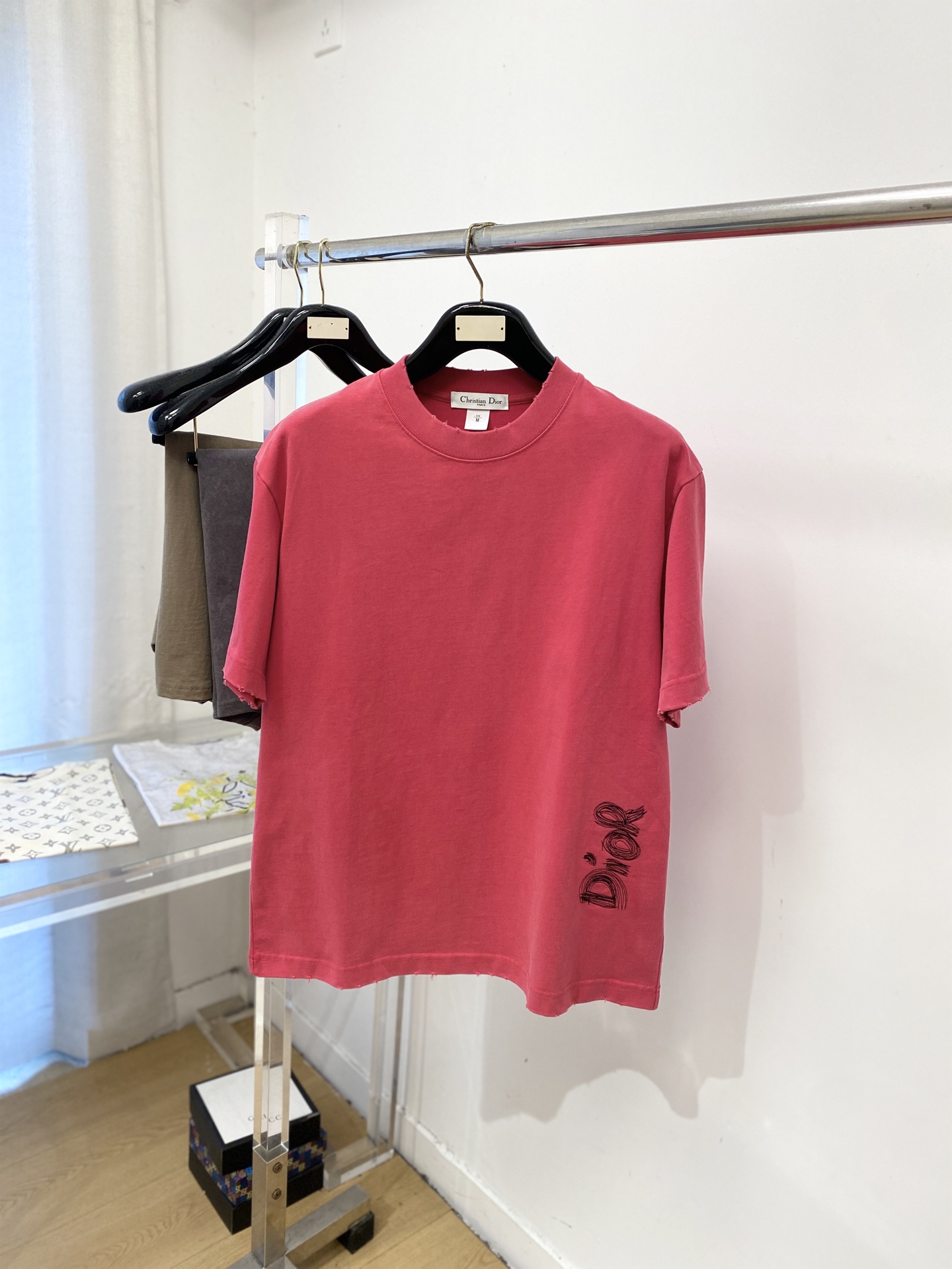 NO:903648,Dior, 2026 new short-sleeved T-shirt, handsome and fashionable, exquisitely embroidered letter logo on the bottom, simple and versatile. The fabric cotton is not only crisp and maintains the trendy silhouette, but also comfortable to wear, and the yarn is more delicate. Size S-3XL, dior, T-shirt, tees, t-shirt,19860909迪奥、2026新品短袖T恤,帅气时尚,衣下精致刺绣字母logo,简约百搭款.面料棉 不仅挺括,保持潮流的廓形,又穿着舒适,纱织更细腻,码数S-3XL,,dior,T-shirt,tees，t-shirt,,Men's clothing