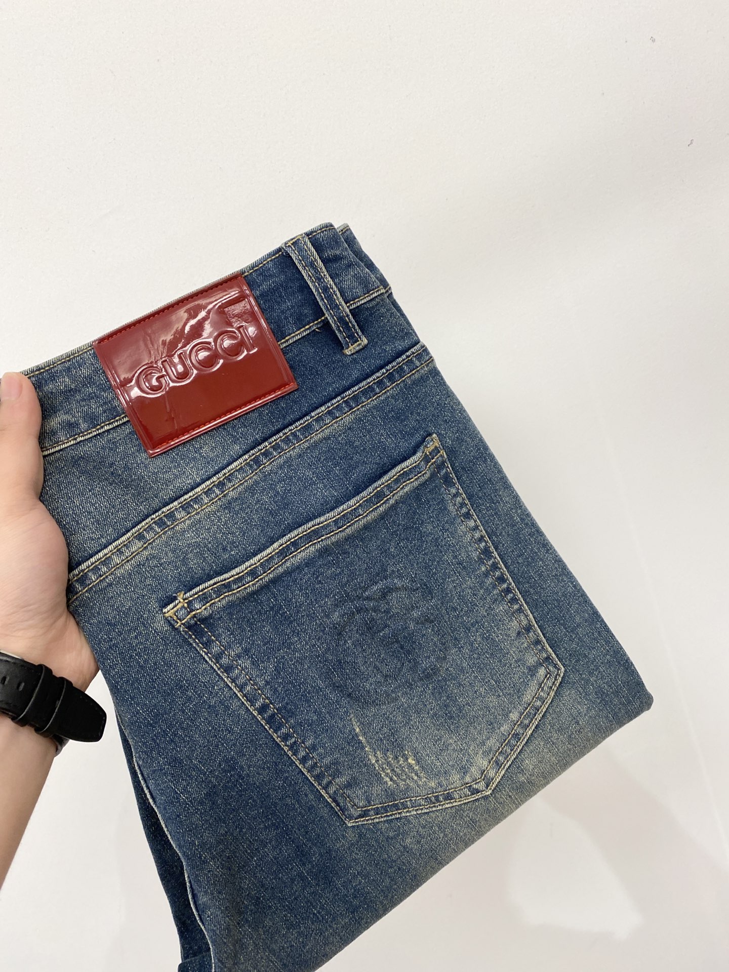 NO:903656,Gucci, 2026 latest products, available at counters simultaneously, original goods, washed casual jeans, imported original washed stretch fabrics, comfortable and elastic, original hardware accessories decorated with logo, super correct shape, extremely high grade, counter quality, fashionable and stylish upper body, code number 29-38,,jeans,19860909古奇、2026最新品,专柜同步有售,原单狠货,水洗休闲牛仔裤,进口原版水洗弹力面料,舒适有弹性,原版五金辅料装饰logo,版型超正,档次极高,专柜品质,上身时尚有型,码数29-38,,jeans,,Men's clothing