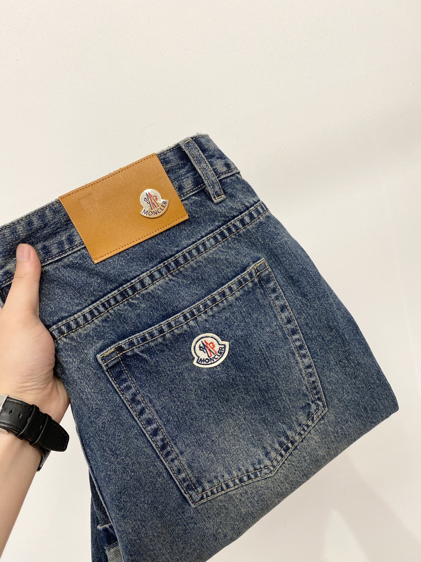 NO:903665,Moncler, 2026 latest products, available at counters simultaneously, original goods, washed casual jeans, imported original washed stretch fabric, comfortable and elastic, original hardware accessories decorated with logo, super correct version, extremely high grade, counter quality, fashionable and stylish upper body, code number 29-38,, Moncler, jeans,19860909蒙口、2026最新品,专柜同步有售,原单狠货,水洗休闲牛仔裤,进口原版水洗弹力面料,舒适有弹性,原版五金辅料装饰logo,版型超正,档次极高,专柜品质,上身时尚有型,码数29-38,,Moncler,jeans,,Men's clothing