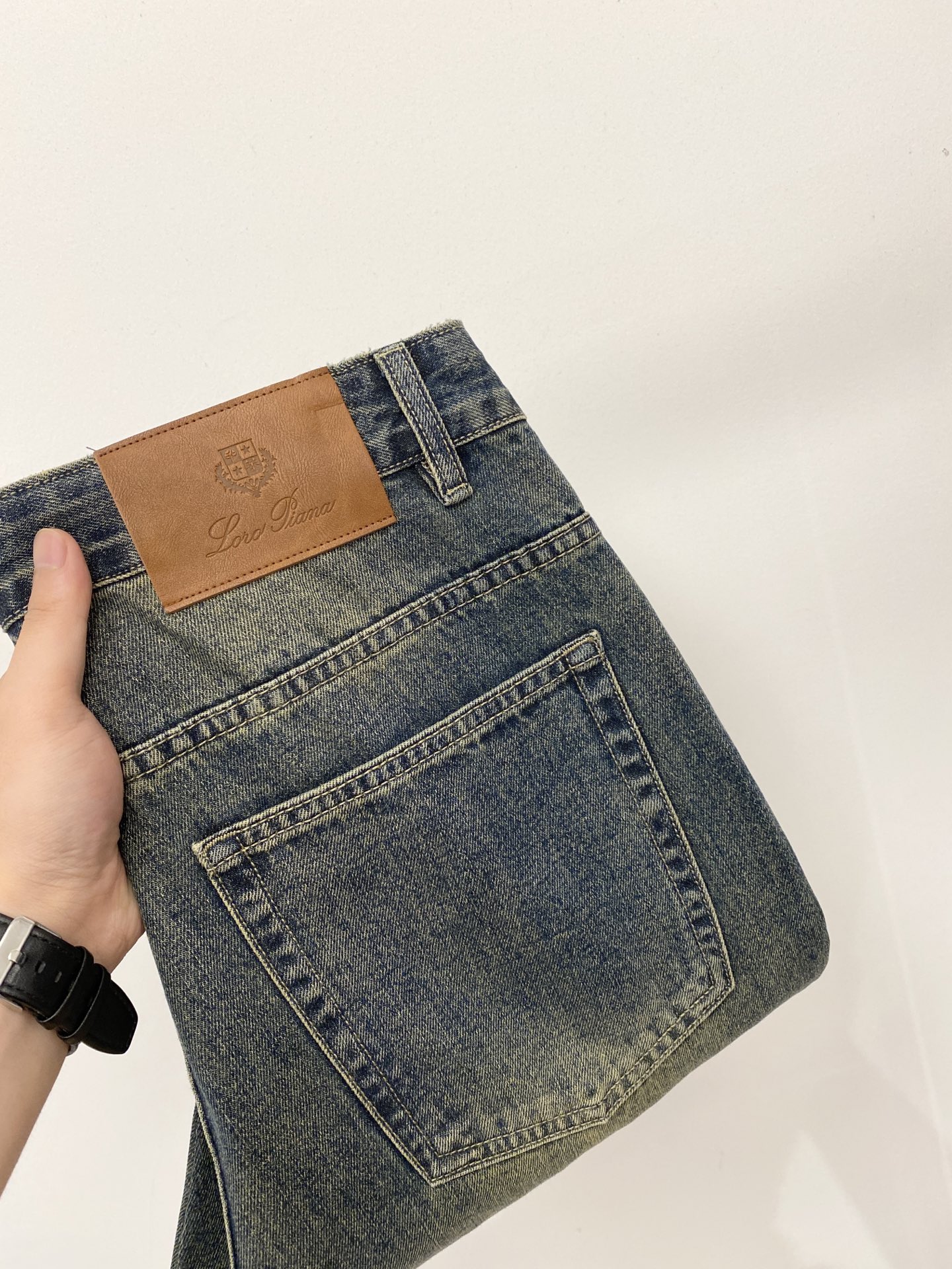NO:903683,LP, 2026 latest products, available at counters at the same time, original goods, washed casual jeans, imported original washed stretch fabrics, comfortable and elastic, original hardware accessories decorated with logo, super correct version, extremely high grade, counter quality, fashionable and stylish upper body, code number 29-38, loro piana, jeans,19860909LP、2026最新品,专柜同步有售,原单狠货,水洗休闲牛仔裤,进口原版水洗弹力面料,舒适有弹性,原版五金辅料装饰logo,版型超正,档次极高,专柜品质,上身时尚有型,码数29-38,,loro piana,jeans,,Men's clothing