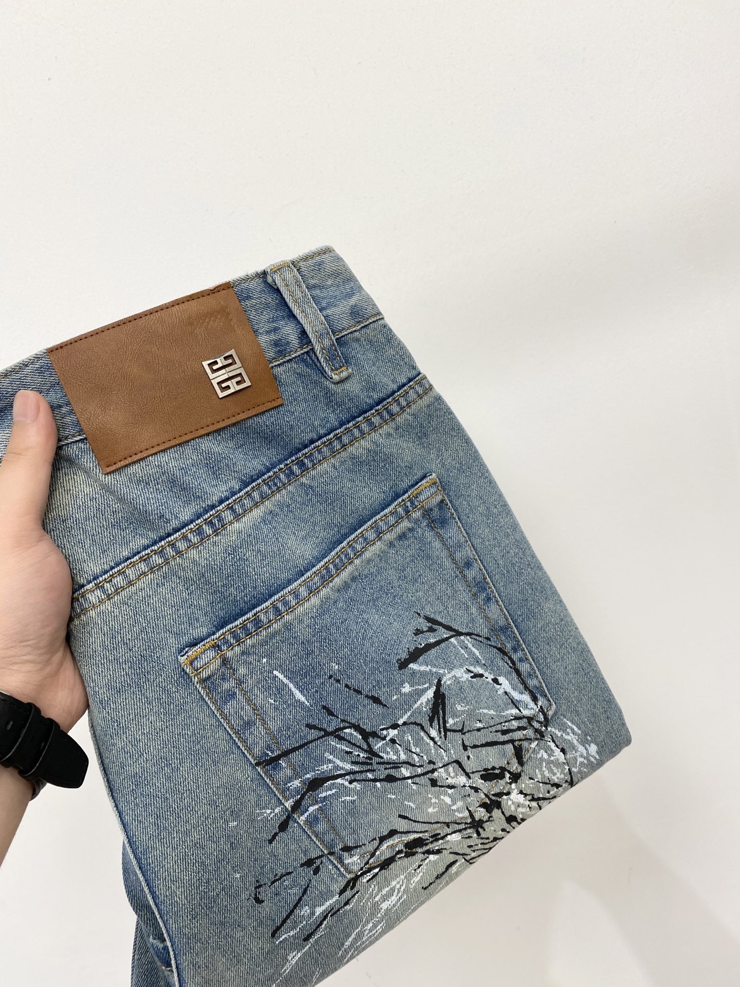 NO:903690,Givenchy, 2026 latest products, available at counters simultaneously, original goods, washed casual jeans, imported original washed stretch fabrics, comfortable and elastic, original hardware accessories decorated with logo, super correct version, extremely high grade, counter quality, fashionable and stylish upper body, code number 29-38,,givenchy,jeans,19860909纪梵希、2026最新品,专柜同步有售,原单狠货,水洗休闲牛仔裤,进口原版水洗弹力面料,舒适有弹性,原版五金辅料装饰logo,版型超正,档次极高,专柜品质,上身时尚有型,码数29-38,,givenchy,jeans,,Men's clothing