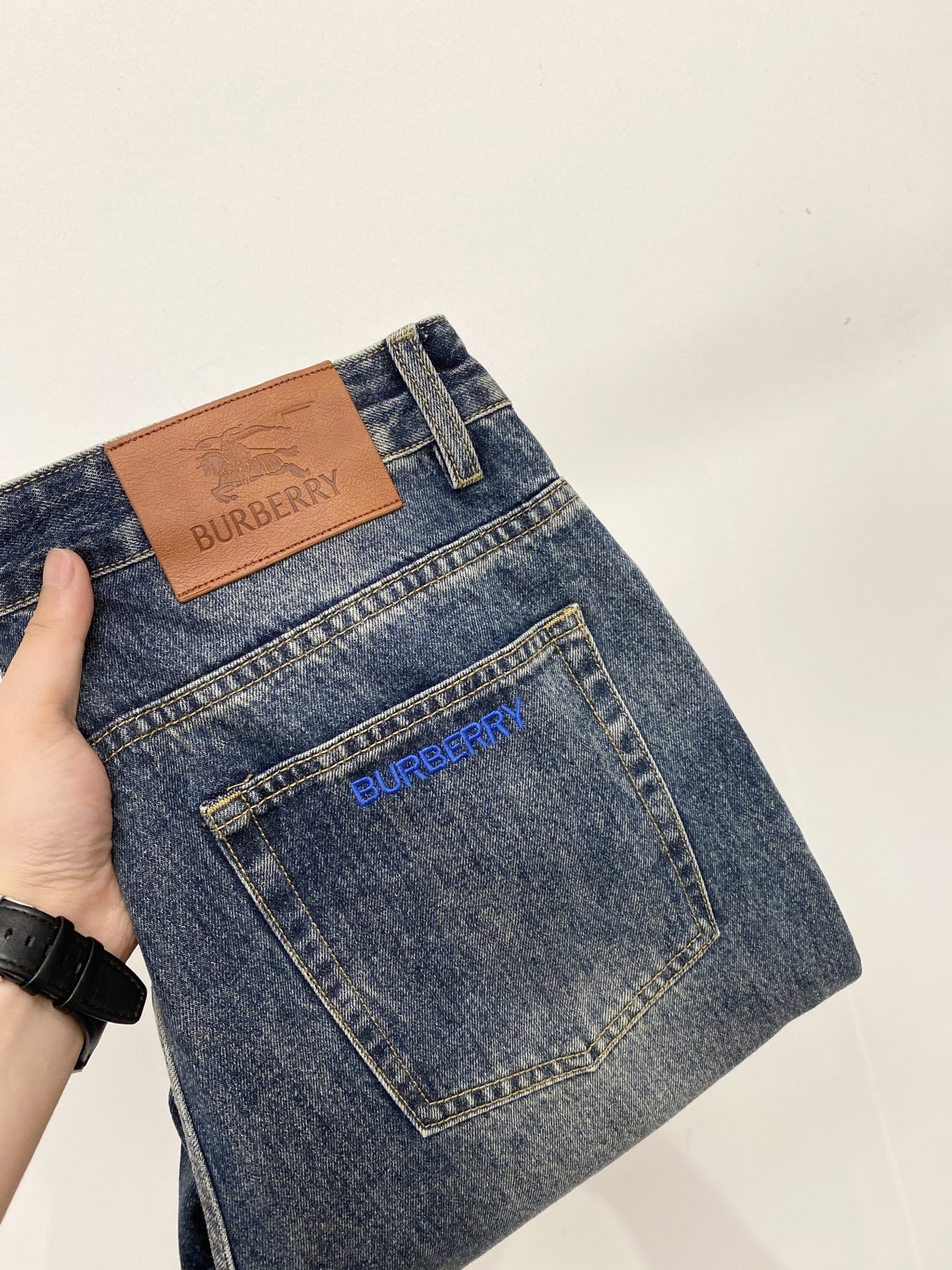 NO:903696,Burberry, 2026 latest products, available at counters simultaneously, original goods, washed casual jeans, imported original washed stretch fabrics, comfortable and elastic, original hardware accessories decorated with logo, super correct version, extremely high grade, counter quality, fashionable and stylish upper body, code number 29-38,, burberry, jeans,19860909巴宝莉、2026最新品,专柜同步有售,原单狠货,水洗休闲牛仔裤,进口原版水洗弹力面料,舒适有弹性,原版五金辅料装饰logo,版型超正,档次极高,专柜品质,上身时尚有型,码数29-38,,burberry,jeans,,Men's clothing