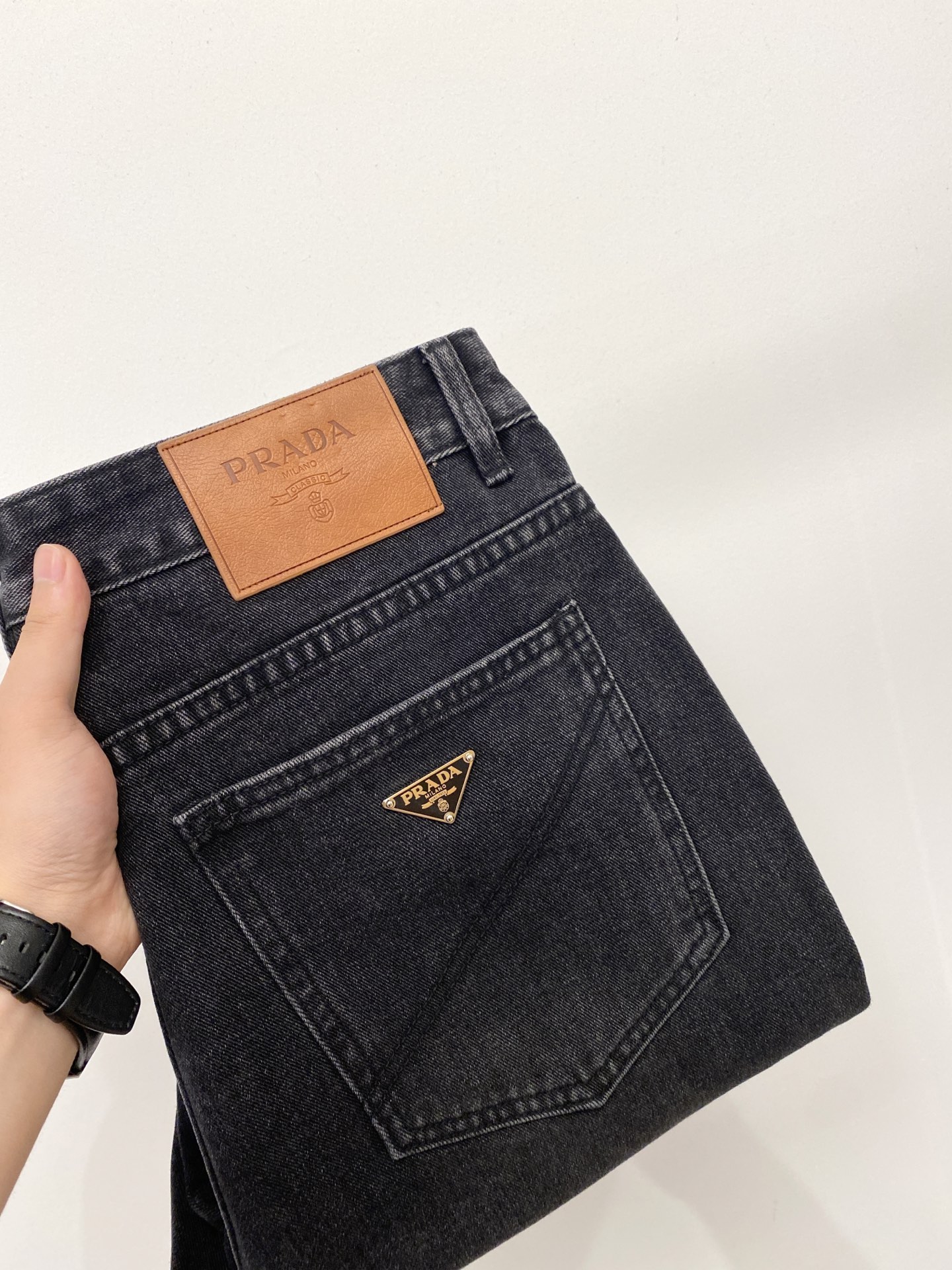 NO:903704,Prada, 2026 latest products, available at counters at the same time, original goods, washed casual jeans, imported original washed stretch fabrics, comfortable and elastic, original hardware accessories decorated with logo, super correct version, extremely high grade, counter quality, fashionable and stylish upper body, code number 29-38,, prada,jeans,19860909普拉达、2026最新品,专柜同步有售,原单狠货,水洗休闲牛仔裤,进口原版水洗弹力面料,舒适有弹性,原版五金辅料装饰logo,版型超正,档次极高,专柜品质,上身时尚有型,码数29-38,,prada,jeans,,Men's clothing
