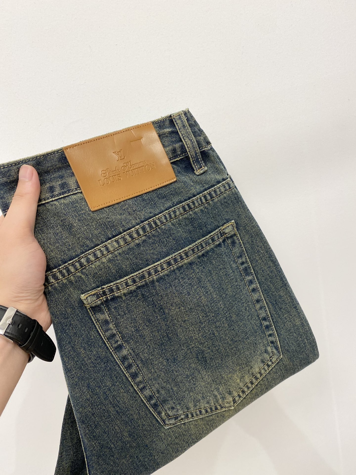 NO:903723,LV, 2026 latest products, available at counters simultaneously, original goods, washed casual jeans, imported original washed stretch fabrics, comfortable and elastic, original hardware accessories decorated with logo, super correct version, extremely high grade, counter quality, fashionable and stylish upper body, code number 29-38,, louis vuitton, jeans,19860909LV、2026最新品,专柜同步有售,原单狠货,水洗休闲牛仔裤,进口原版水洗弹力面料,舒适有弹性,原版五金辅料装饰logo,版型超正,档次极高,专柜品质,上身时尚有型,码数29-38,,louis vuitton,jeans,,Men's clothing