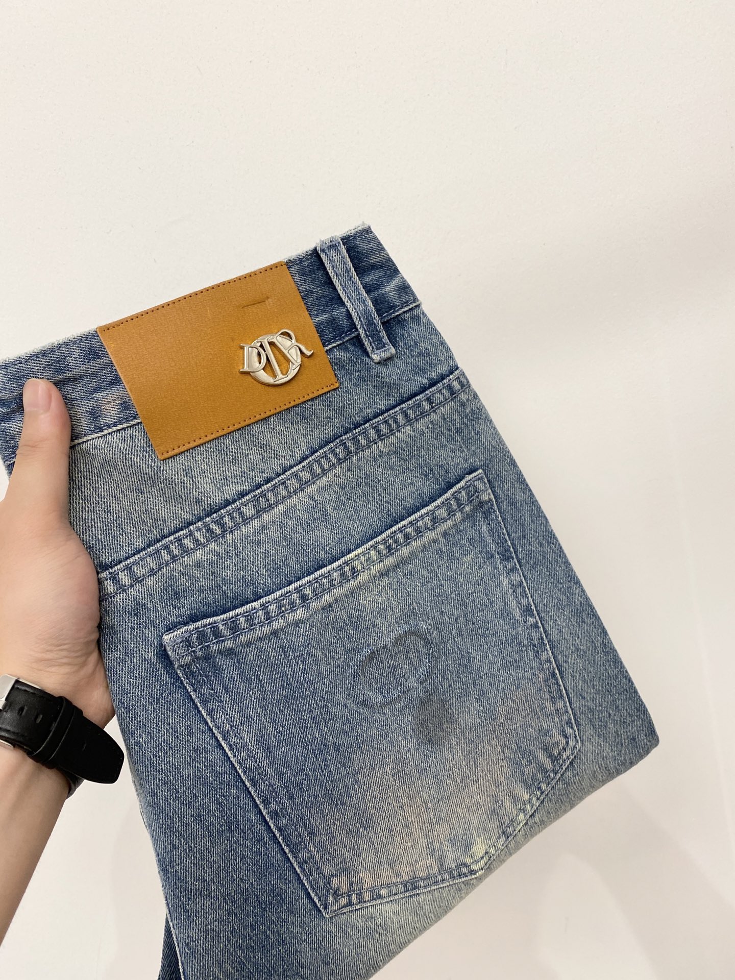 NO:903732,Dior, 2026 latest products, available at counters simultaneously, original goods, washed casual jeans, imported original washed stretch fabrics, comfortable and elastic, original hardware accessories decorated with logo, super correct version, extremely high grade, counter quality, fashionable and stylish upper body, code number 29-38,, dior, jeans,19860909迪奥、2026最新品,专柜同步有售,原单狠货,水洗休闲牛仔裤,进口原版水洗弹力面料,舒适有弹性,原版五金辅料装饰logo,版型超正,档次极高,专柜品质,上身时尚有型,码数29-38,,dior,jeans,,Men's clothing