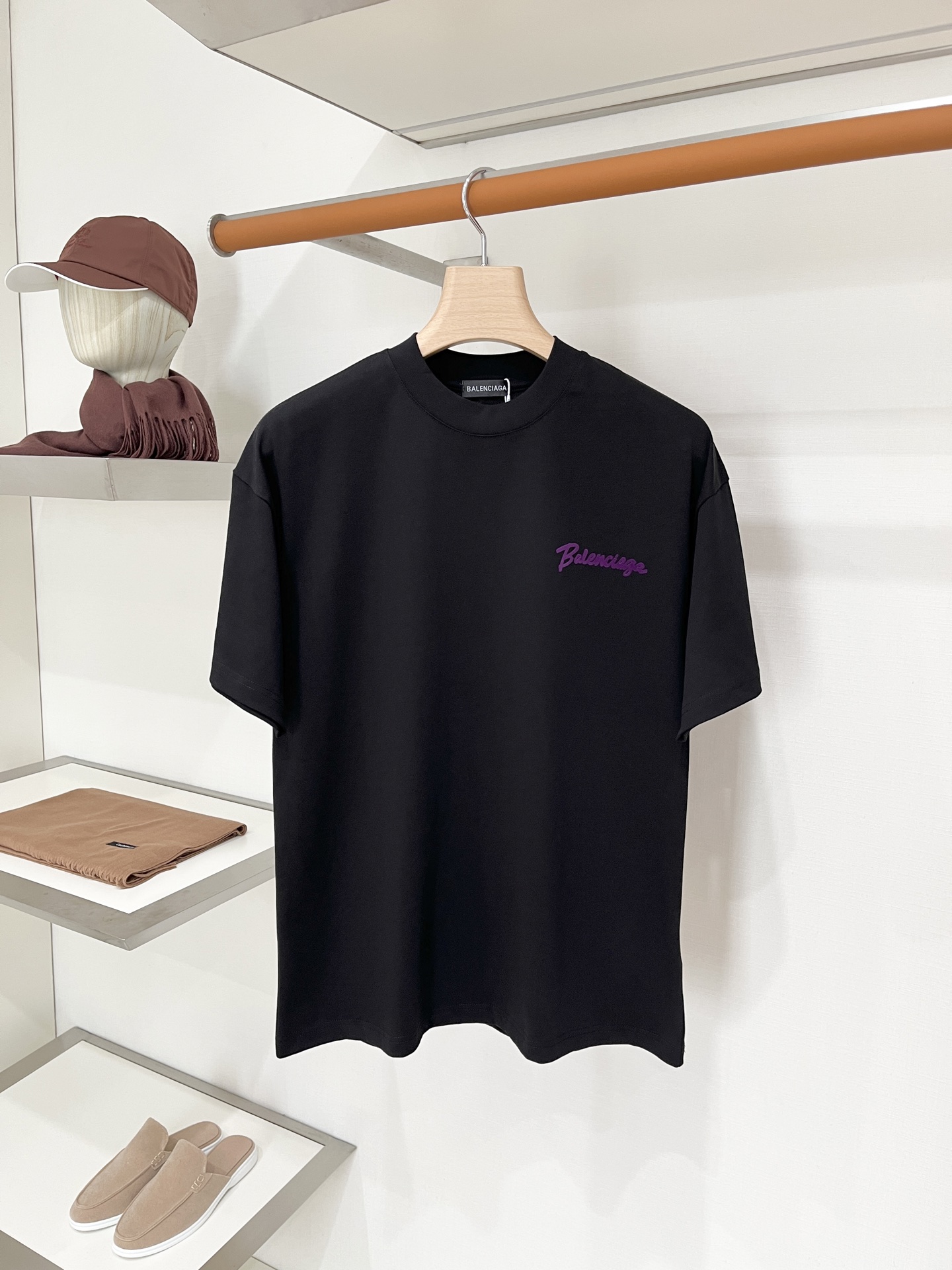 NO:903741,Balenciaga, 2026 new short-sleeved T-shirt, handsome and fashionable, top-notch custom-woven letter logo on the chest, simple and versatile. The fabric cotton is not only crisp and maintains the trendy silhouette, but also comfortable to wear, and the yarn is more delicate. Size M-3XL, balenciaga, T-shirt, tees, t-shirt,19860909巴黎世家、2026新品短袖T恤,帅气时尚,胸前顶级定织字母logo,简约百搭款.面料棉 不仅挺括,保持潮流的廓形,又穿着舒适,纱织更细腻,码数M-3XL,,balenciaga,T-shirt,tees，t-shirt,,Men's clothing