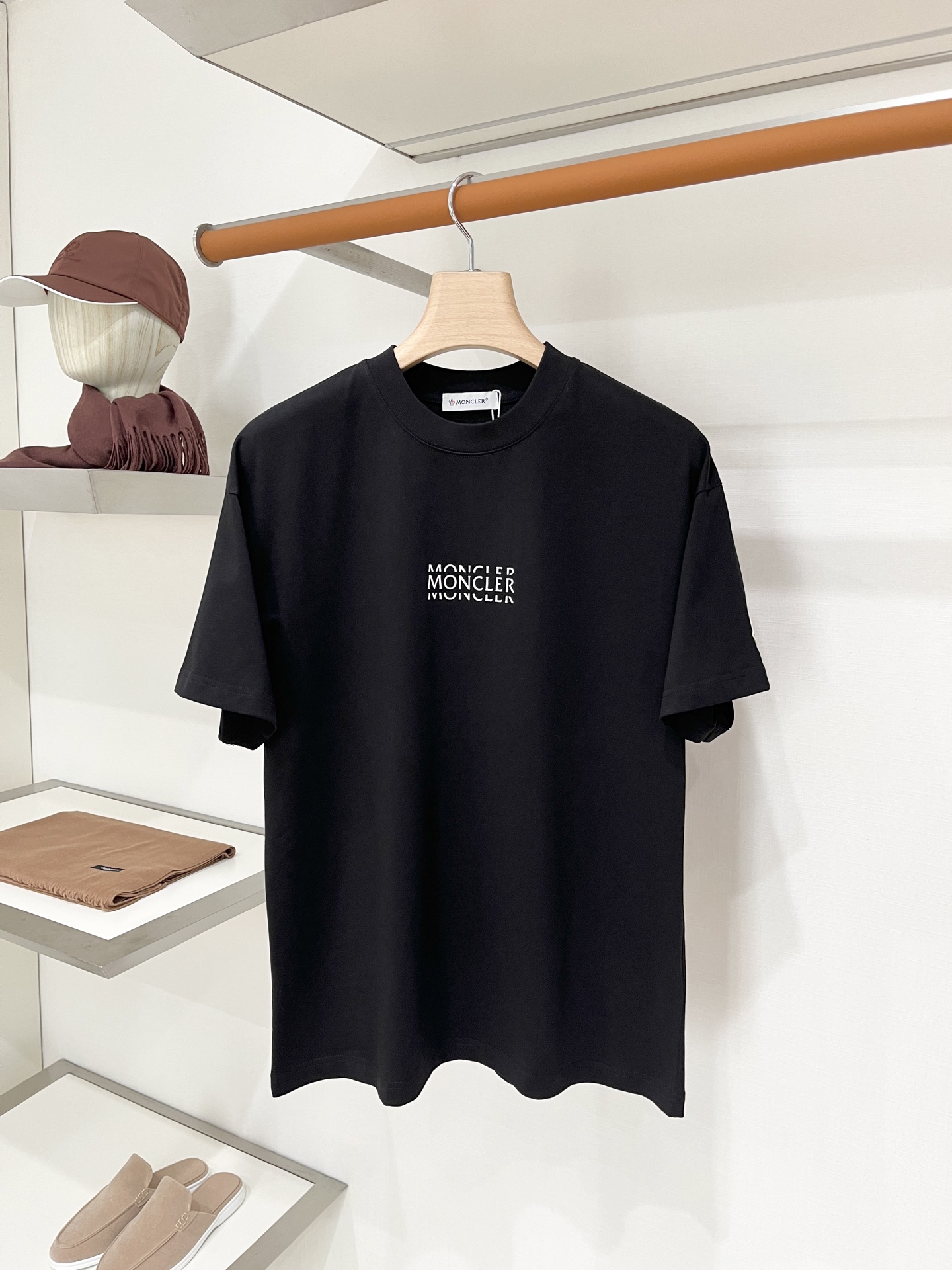 NO:903750,Covered mouth, 2026 new short-sleeved T-shirt, handsome and fashionable, top-notch printed letter logo on the chest, simple and versatile. The fabric cotton is not only crisp and maintains the trendy silhouette, but also comfortable to wear, and the yarn is more delicate. Size M-3XL, Moncler, T-shirt, tees, t-shirt,19860909蒙口、2026新品短袖T恤,帅气时尚,胸前顶级印胶字母logo,简约百搭款.面料棉 不仅挺括,保持潮流的廓形,又穿着舒适,纱织更细腻,码数M-3XL,,Moncler,T-shirt,tees，t-shirt,,Men's clothing