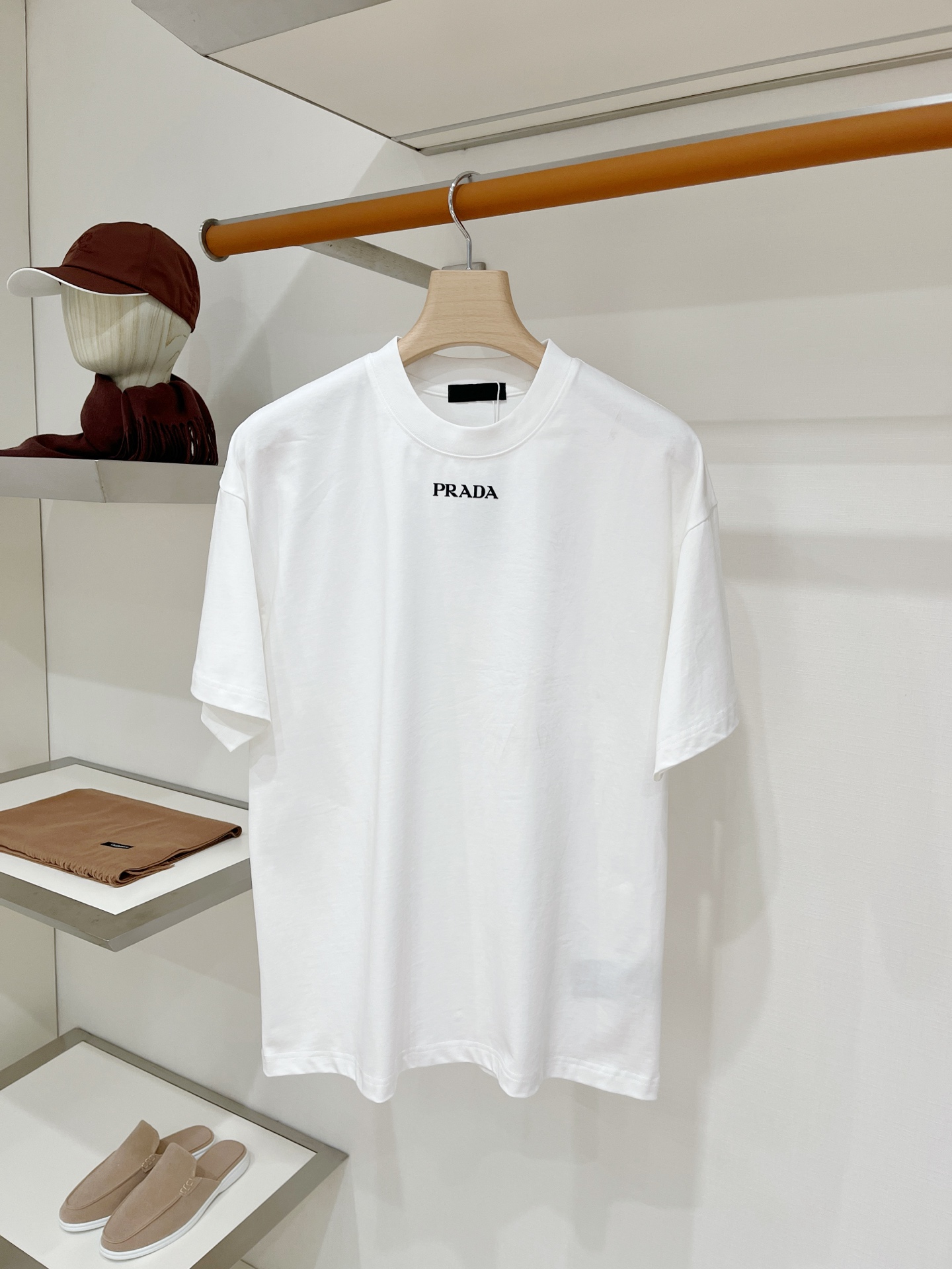 NO:903757,Prada, 2026 new short-sleeved T-shirt, handsome and fashionable, top-notch printed letter logo on the chest, simple and versatile. The fabric cotton is not only crisp and maintains the trendy silhouette, but also comfortable to wear, and the yarn is more delicate. The size is M-3XL,, prada, T-shirt, tees, t-shirt,19860909普拉达、2026新品短袖T恤,帅气时尚,胸口顶级印胶字母logo,简约百搭款.面料棉 不仅挺括,保持潮流的廓形,又穿着舒适,纱织更细腻,码数M-3XL,,prada,T-shirt,tees，t-shirt,,Men's clothing