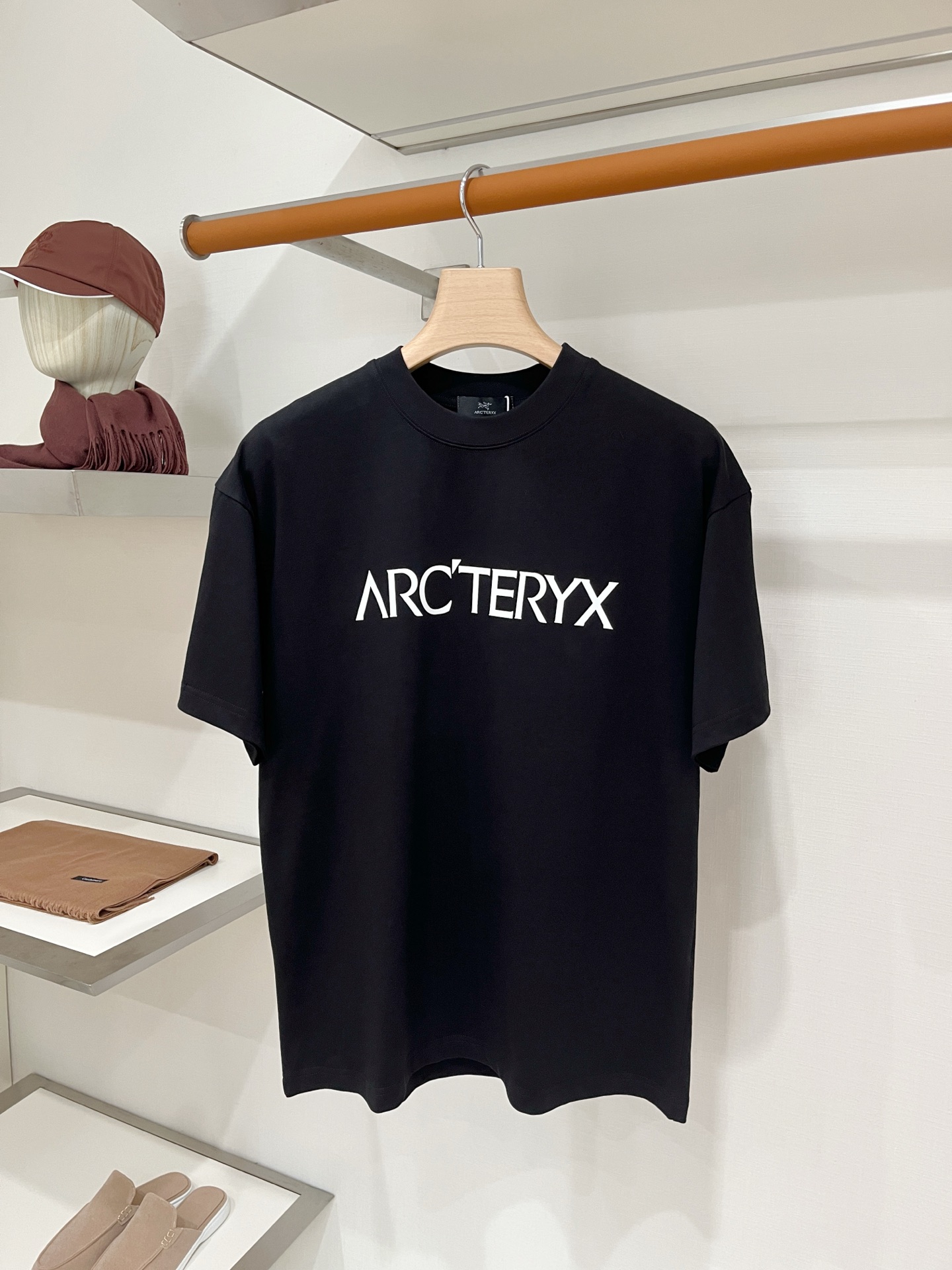 NO:903692,Arc'teryx, 2026 new short-sleeved T-shirt, handsome and fashionable, top-notch printed letter logo on the chest, simple and versatile. The fabric cotton is not only crisp and maintains the trendy silhouette, but also comfortable to wear, and the yarn is more delicate. Size M-3XL, arc'teryx, T-shirt, tees, t-shirt,19860909始祖鸟、2026新品短袖T恤,帅气时尚,胸前顶级印胶字母logo,简约百搭款.面料棉 不仅挺括,保持潮流的廓形,又穿着舒适,纱织更细腻,码数M-3XL,arc'teryx,T-shirt,tees，t-shirt,,Men's clothing