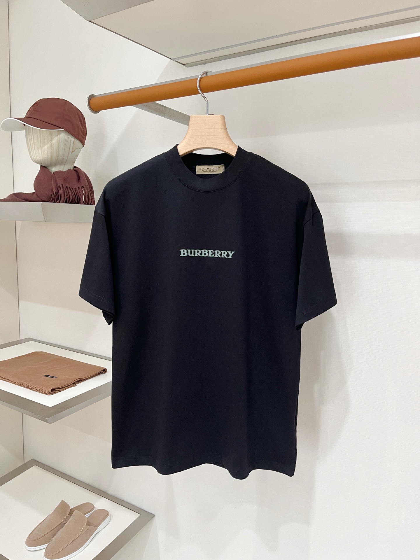 NO:903698,Burberry, 2026 new short-sleeved T-shirt, handsome and fashionable, top-notch printed letter logo on the chest, simple and versatile. The fabric cotton is not only crisp and maintains the trendy silhouette, but also comfortable to wear, and the yarn is more delicate. The size is M-3XL,, burberry, T-shirt, tees, t-shirt,19860909巴宝莉、2026新品短袖T恤,帅气时尚,胸前顶级印花字母logo,简约百搭款.面料棉 不仅挺括,保持潮流的廓形,又穿着舒适,纱织更细腻,码数M-3XL,,burberry,T-shirt,tees，t-shirt,,Men's clothing