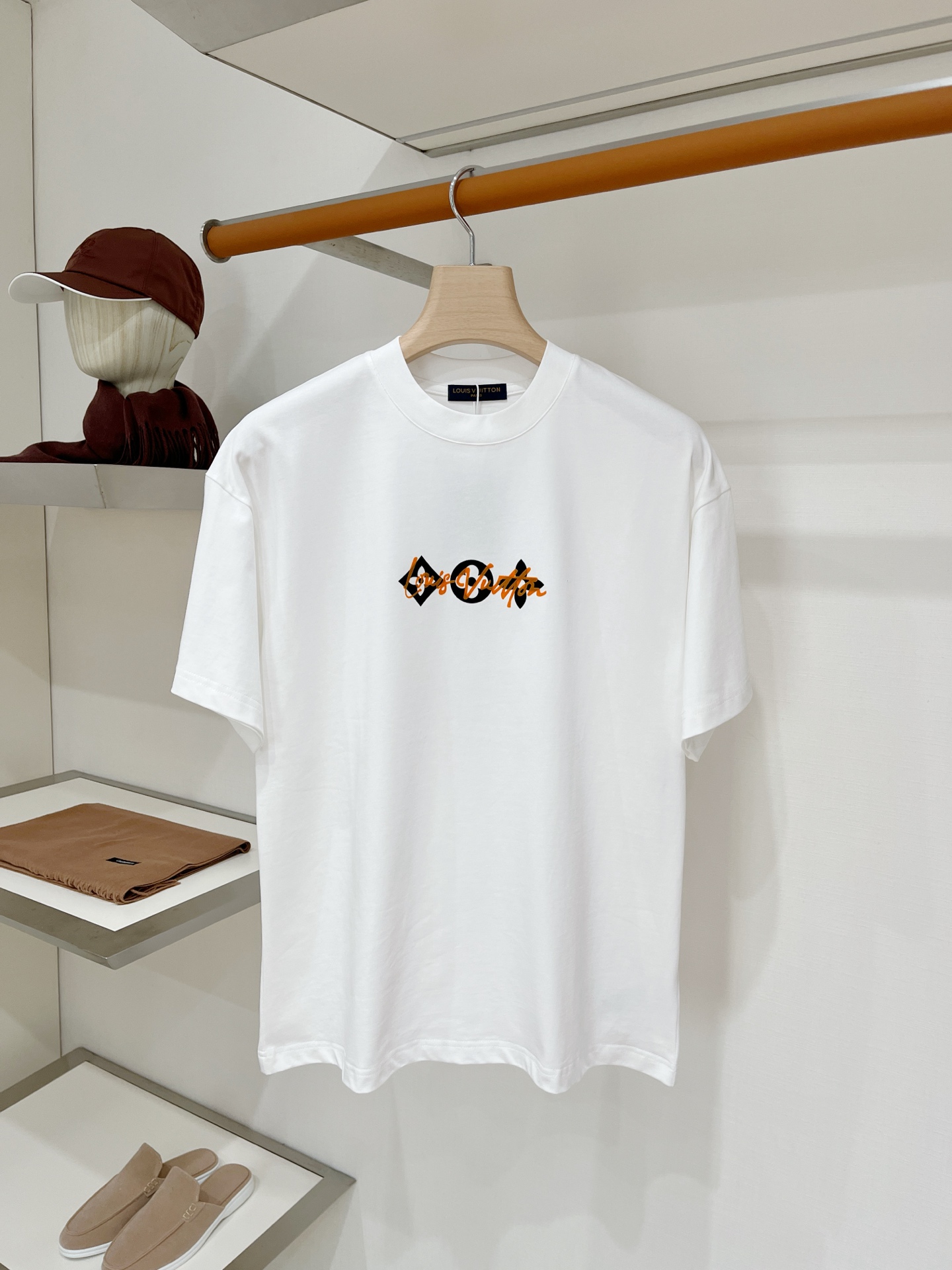 NO:903706,Louis Vuitton, 2026 new short-sleeved T-shirt, handsome and fashionable, top-notch printed letter logo on the chest, simple and versatile. The fabric cotton is not only crisp and maintains the trendy silhouette, but also comfortable to wear, and the yarn is more delicate. Size M-3XL,, Louis Vuitton, T-shirt, tees, t-shirt,19860909路易威登、2026新品短袖T恤,帅气时尚,胸前顶级印花图案字母logo,简约百搭款.面料棉 不仅挺括,保持潮流的廓形,又穿着舒适,纱织更细腻,码数M-3XL,,louis vuitton,T-shirt,tees，t-shirt,,Men's clothing
