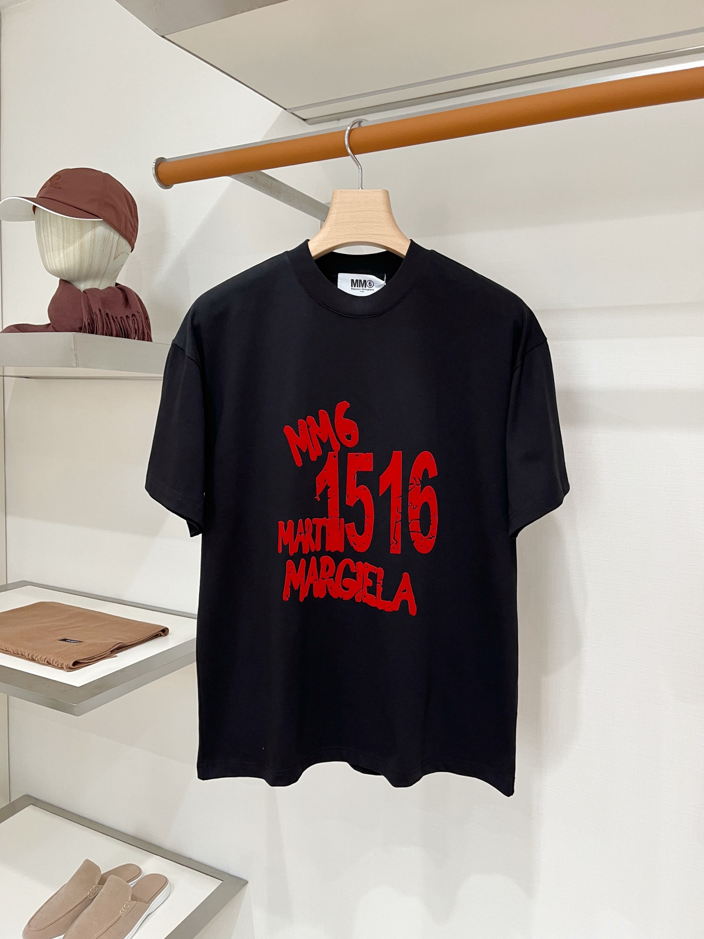 NO:903716,Margiela, 2026 new short-sleeved T-shirt, handsome and fashionable, top-notch printed letter logo on the chest, simple and versatile. The fabric cotton is not only crisp and maintains the trendy silhouette, but also comfortable to wear, and the yarn is more delicate. Size M-3XL, masion margiela, T-shirt, tees, t-shirt,19860909马吉拉、2026新品短袖T恤,帅气时尚,胸口顶级印花字母logo,简约百搭款.面料棉 不仅挺括,保持潮流的廓形,又穿着舒适,纱织更细腻,码数M-3XL,,masion margiela,T-shirt,tees，t-shirt,,Men's clothing