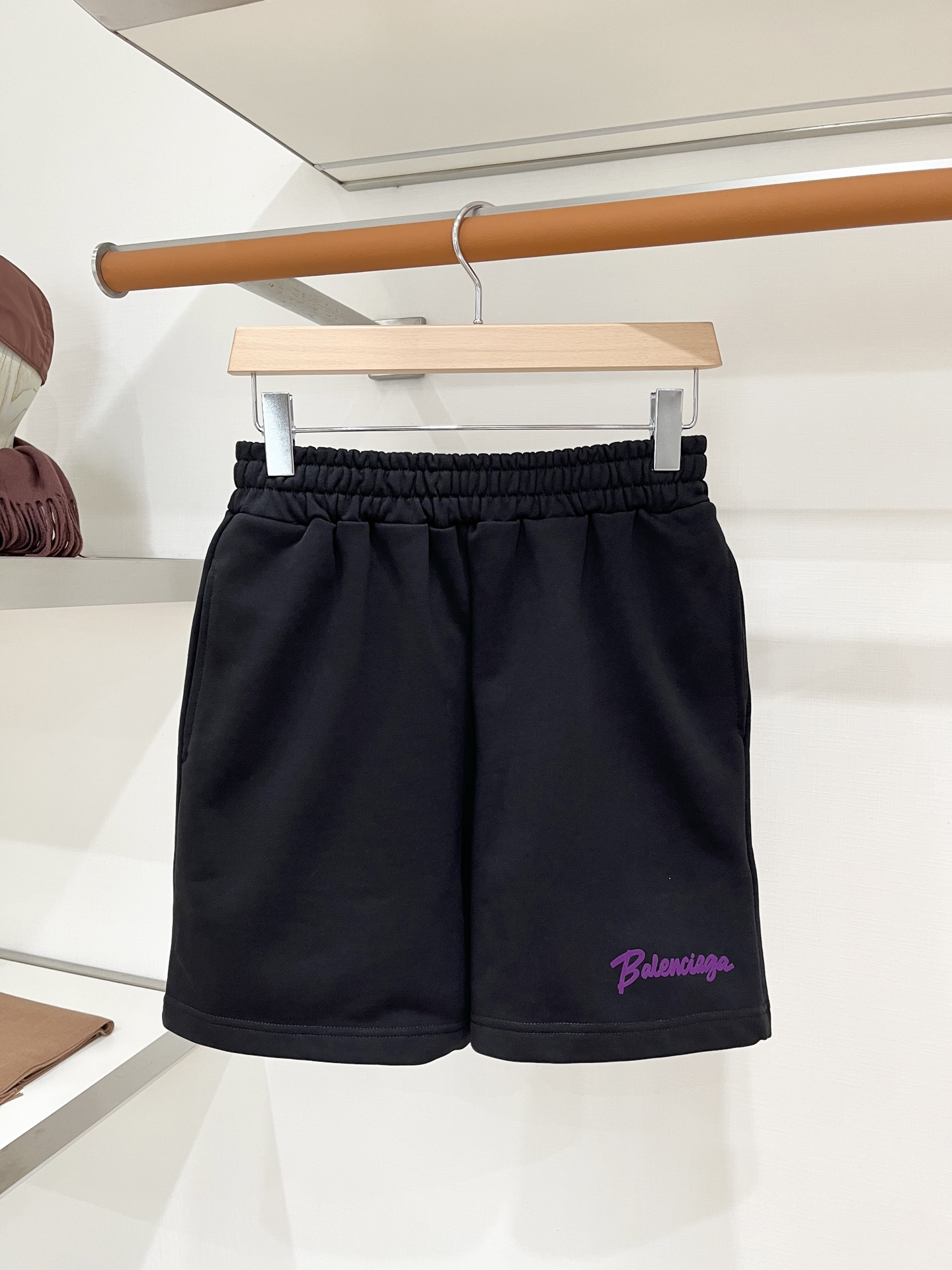 NO:903725,Balenciaga, 2026 popular casual shorts, high elasticity, slimming, simple and versatile, popular style, fine workmanship, you can see the care in every stitch, favorite of many celebrities and Internet celebrities, elongating body proportions!  Micro-elastic comfortable fabric Details Body size M-4XL,,balenciaga,shorts,19860909巴黎世家、2026爆款休闲短裤 高弹显瘦必爆简约百搭爆款,做工精细,每一针都看得到用心,超多明星网红最爱 拉长身材比例哦！微弹 舒适面料 细节体码数M-4XL,,balenciaga,shorts,,Men's clothing