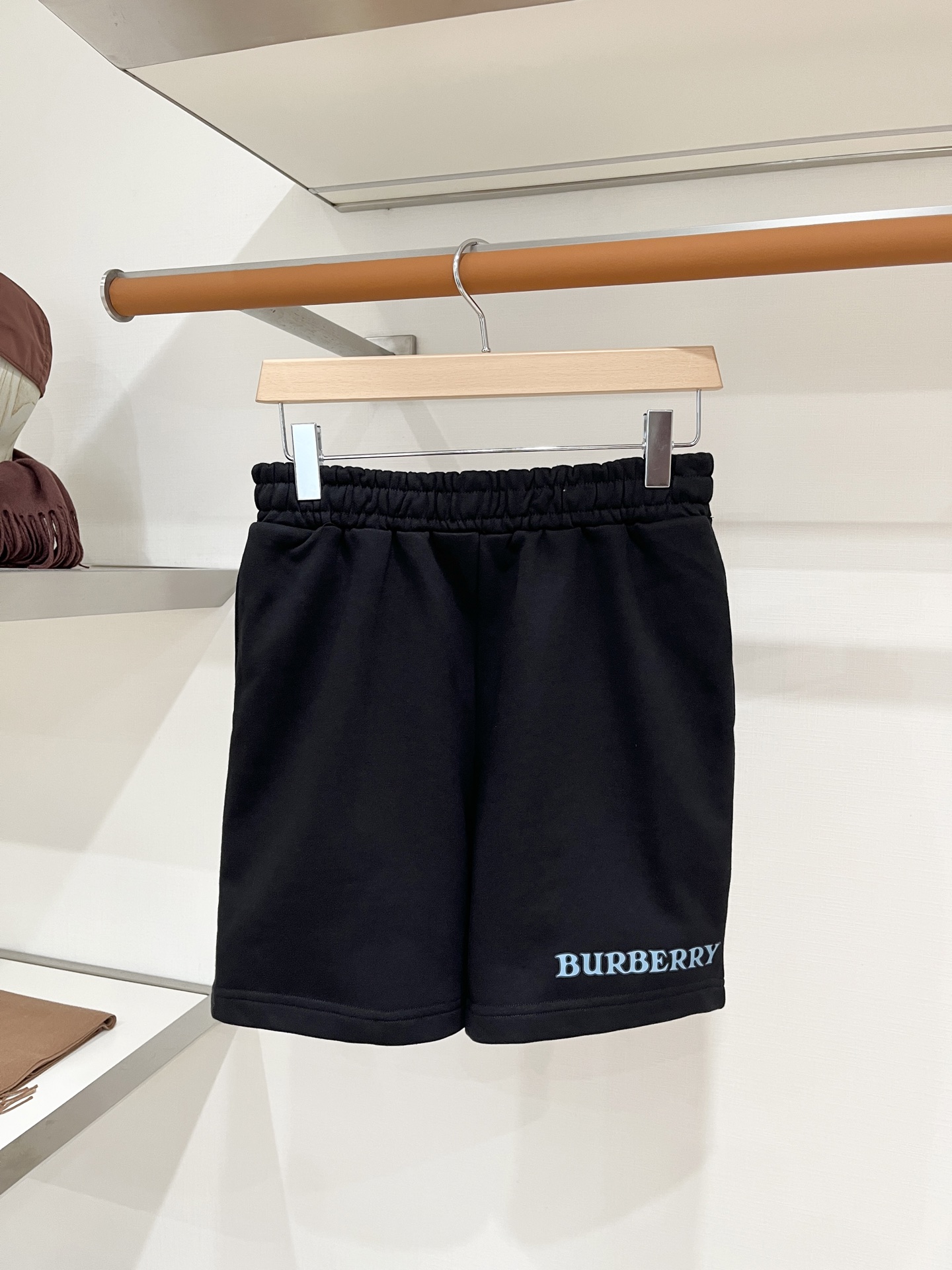 NO:903774,Burberry, 2026 popular casual shorts, high elasticity, slimming, simple and versatile, popular style, fine workmanship, you can see the care in every stitch, favorite of many celebrities and Internet celebrities, elongating body proportions!  Micro-elastic comfortable fabric Details Body size M-4XL,,burberry,shorts,19860909巴宝莉、2026爆款休闲短裤 高弹显瘦必爆简约百搭爆款,做工精细,每一针都看得到用心,超多明星网红最爱 拉长身材比例哦！微弹 舒适面料 细节体码数M-4XL,,burberry,shorts,,Men's clothing