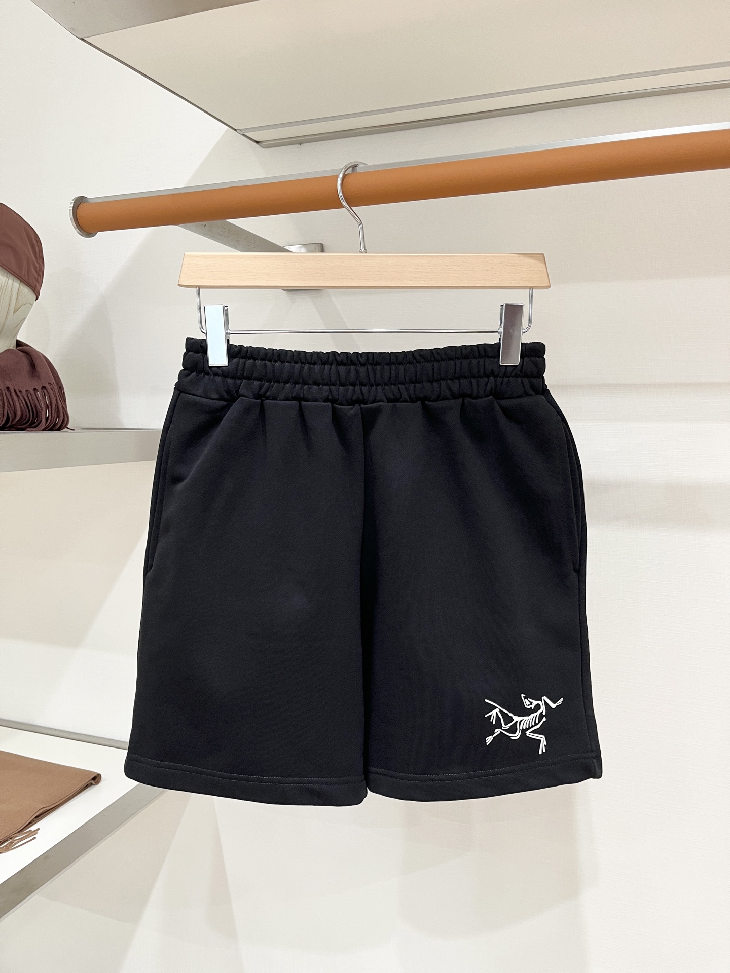 NO:903782,Archaeopteryx, 2026 popular casual shorts. High elasticity, slimming, simple and versatile, popular style. Fine workmanship, you can see the care in every stitch. It is the favorite of many celebrities and Internet celebrities. It lengthens the body proportions!  Micro-elastic comfortable fabric Details Body size M-4XL, arc'teryx, shorts,19860909始祖鸟、2026爆款休闲短裤 高弹显瘦必爆简约百搭爆款,做工精细,每一针都看得到用心,超多明星网红最爱 拉长身材比例哦！微弹 舒适面料 细节体码数M-4XL,arc'teryx,shorts,,Men's clothing