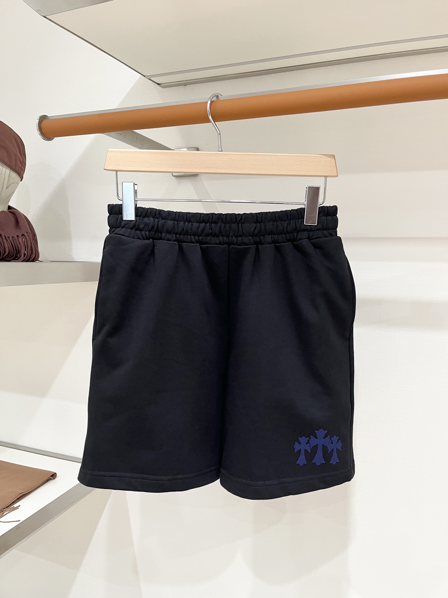 NO:903765,Croixin, the 2026 popular casual shorts. High elasticity, slimming, simple and versatile. The workmanship is fine, and the care can be seen in every stitch. It is the favorite of many celebrities and Internet celebrities. It lengthens the body proportions!  Micro-elastic comfortable fabric Details Body size M-4XL, chrome hearts, shorts,19860909克罗心、2026爆款休闲短裤 高弹显瘦必爆简约百搭爆款,做工精细,每一针都看得到用心,超多明星网红最爱 拉长身材比例哦！微弹 舒适面料 细节体码数M-4XL,,chrome hearts,shorts,,Men's clothing