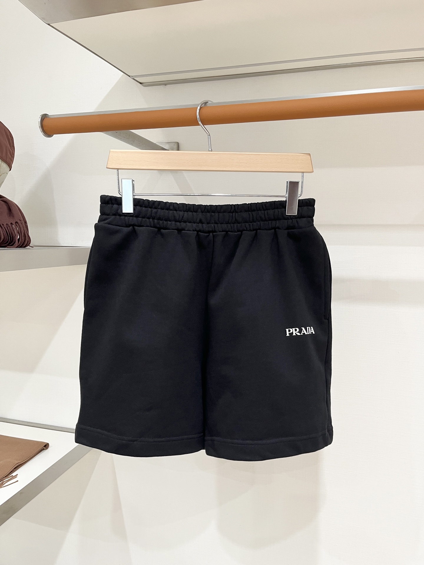 NO:903751,Prada, 2026 popular casual shorts, high elasticity, slimming, simple and versatile, popular style, fine workmanship, you can see the care in every stitch, favorite of many celebrities and Internet celebrities, elongating body proportions!  Micro-elastic comfortable fabric Details Body size M-4XL, prada, shorts,19860909普拉达、2026爆款休闲短裤 高弹显瘦必爆简约百搭爆款,做工精细,每一针都看得到用心,超多明星网红最爱 拉长身材比例哦！微弹 舒适面料 细节体码数M-4XL,,prada,shorts,,Men's clothing