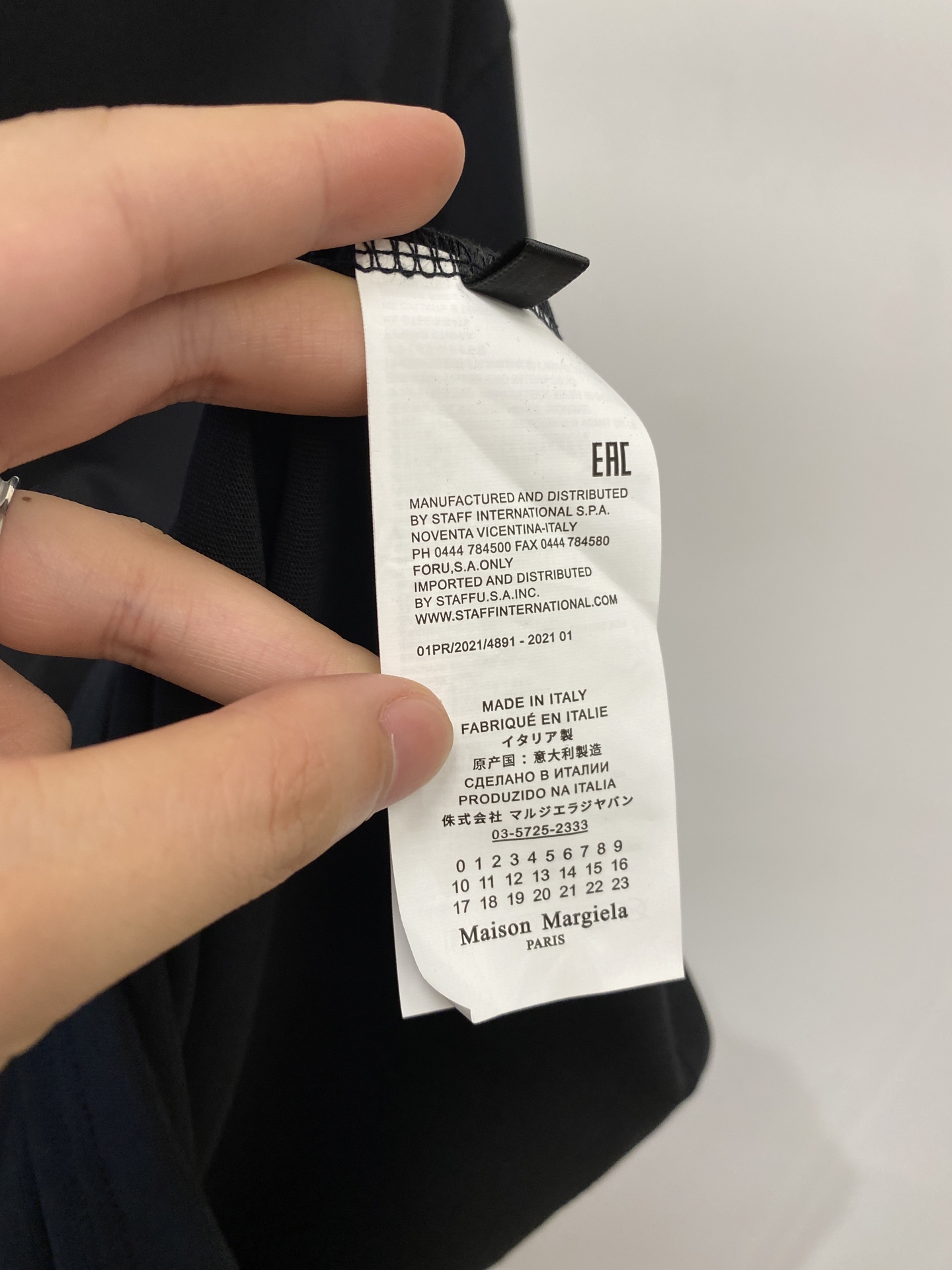 马吉拉、2026新品短袖T恤，帅气时尚，简约百搭款。胸前精致刺绣字母logo，面料棉 不仅挺括，保持潮流