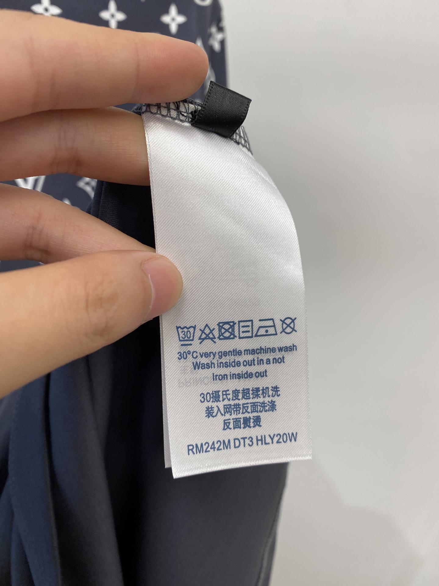 路易威登、2026新品短袖T恤，帅气时尚，简约百搭款。顶级数码定位印花字母图案logo，面料棉 不仅挺括