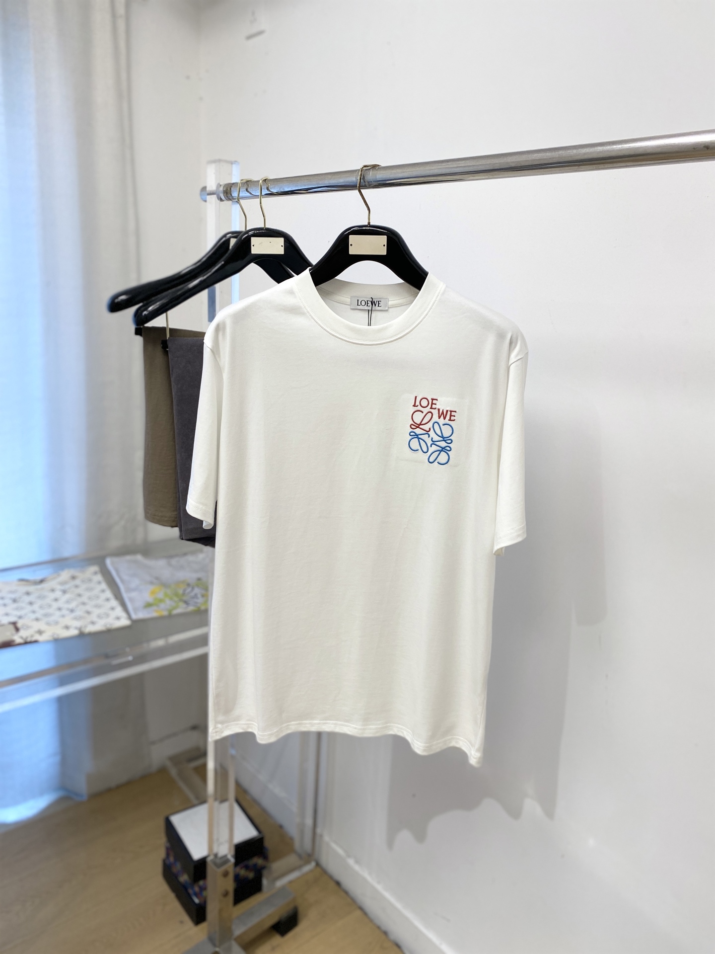 罗意威、2026新品短袖T恤，帅气时尚，简约百搭款。胸前精致刺绣图案字母logo，面料棉 不仅挺括，保持