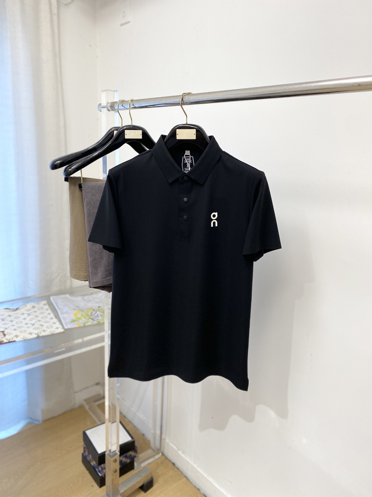 on 时尚潮牌、2026新品短袖T恤，帅气时尚，胸前顶级印胶字母logo，简约百搭款。面料丝光 不仅挺括