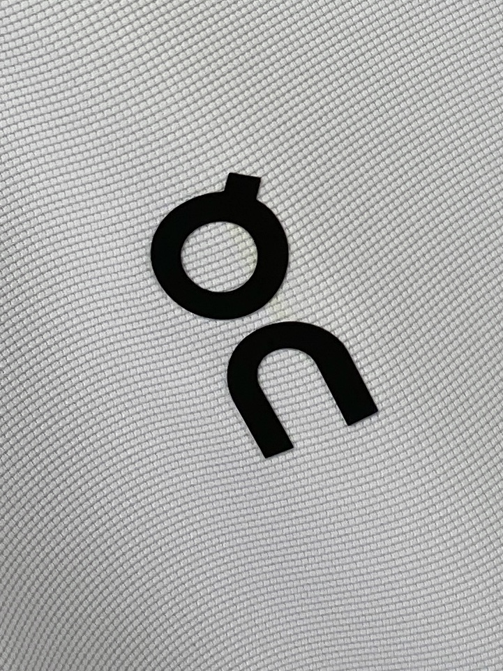 on 时尚潮牌、2026新品短袖T恤，帅气时尚，胸前顶级印胶字母logo，简约百搭款。面料丝光 不仅挺括