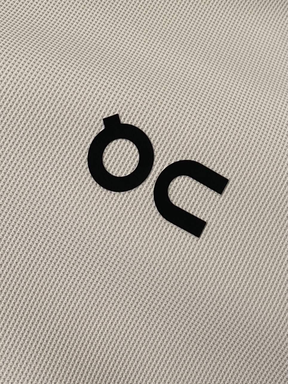 on 时尚潮牌、2026新品短袖T恤，帅气时尚，胸前顶级印胶字母logo，简约百搭款。面料丝光 不仅挺括