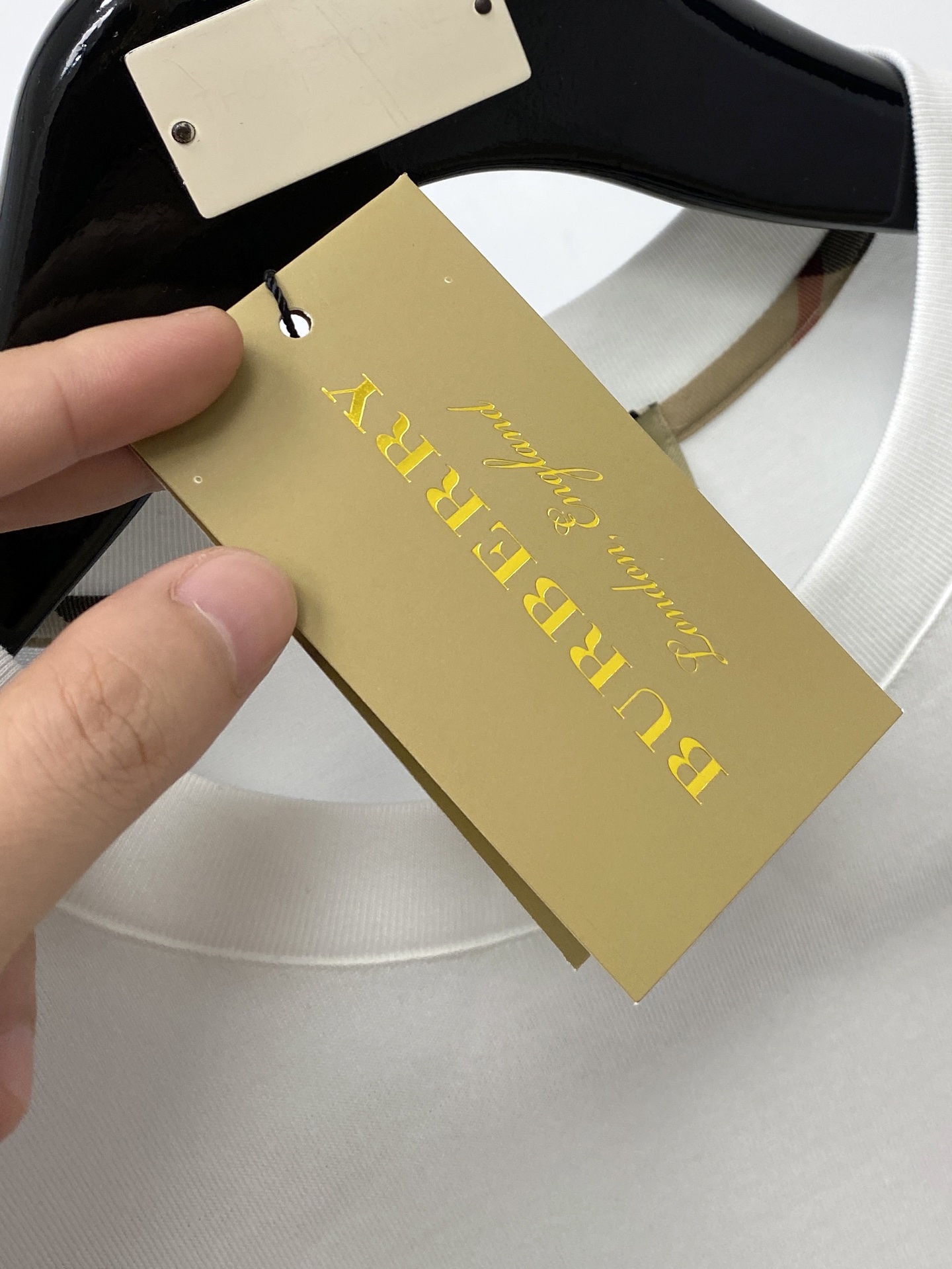 巴宝莉、2026新品短袖T恤，帅气时尚，胸前精致刺绣图案字母logo，简约百搭款。面料棉 不仅挺括，保持