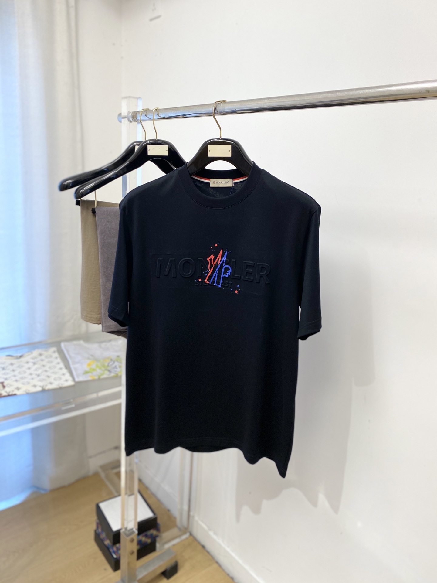 蒙口、2026新品短袖T恤，帅气时尚，胸前设计凹凸印花图案字母logo，简约百搭款。面料棉 不仅挺括，保