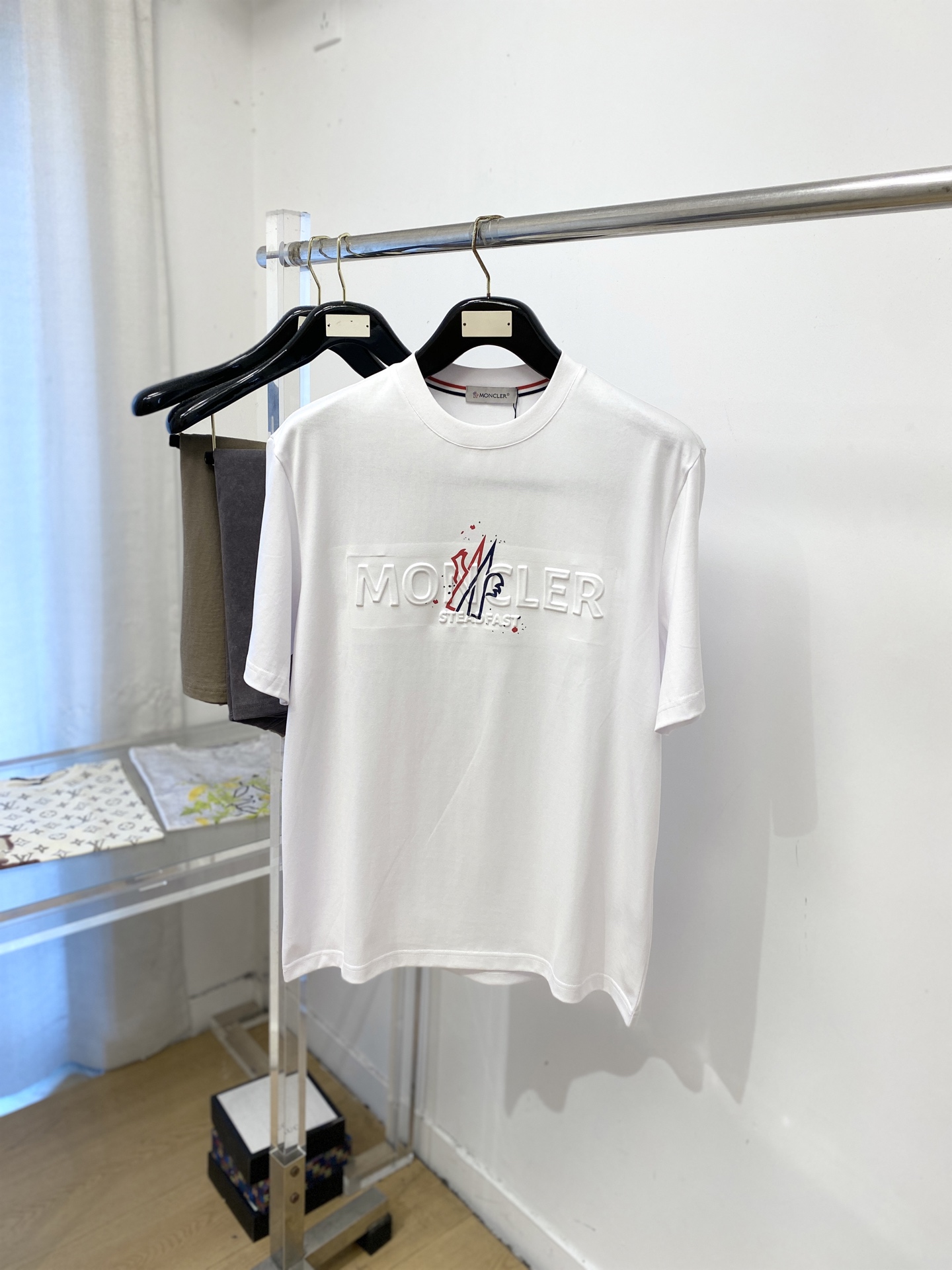 蒙口、2026新品短袖T恤，帅气时尚，胸前设计凹凸印花图案字母logo，简约百搭款。面料棉 不仅挺括，保