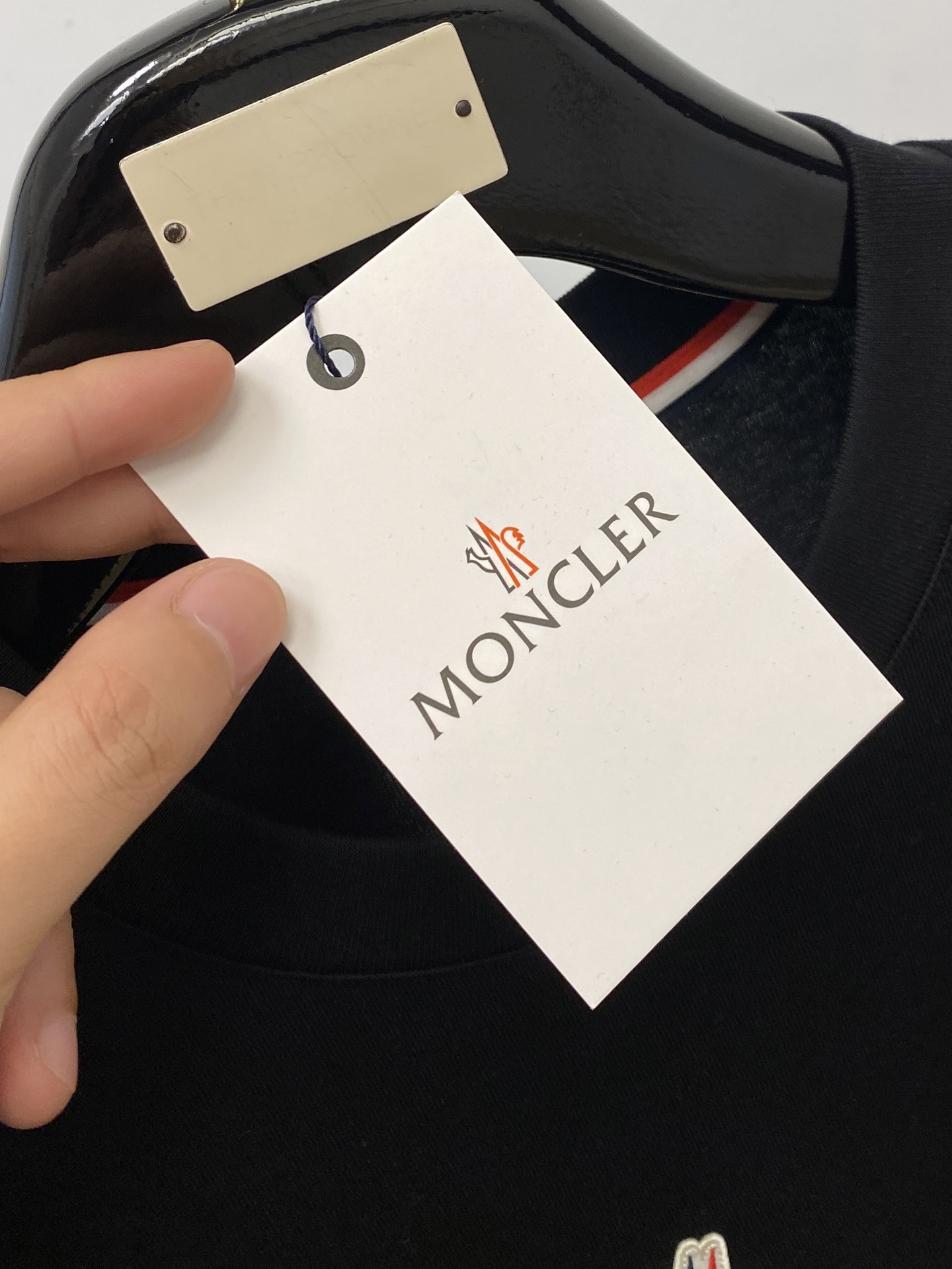 蒙口、2026新品短袖T恤，帅气时尚，胸前精致刺绣装饰图案字母logo，简约百搭款。面料棉 不仅挺括，保