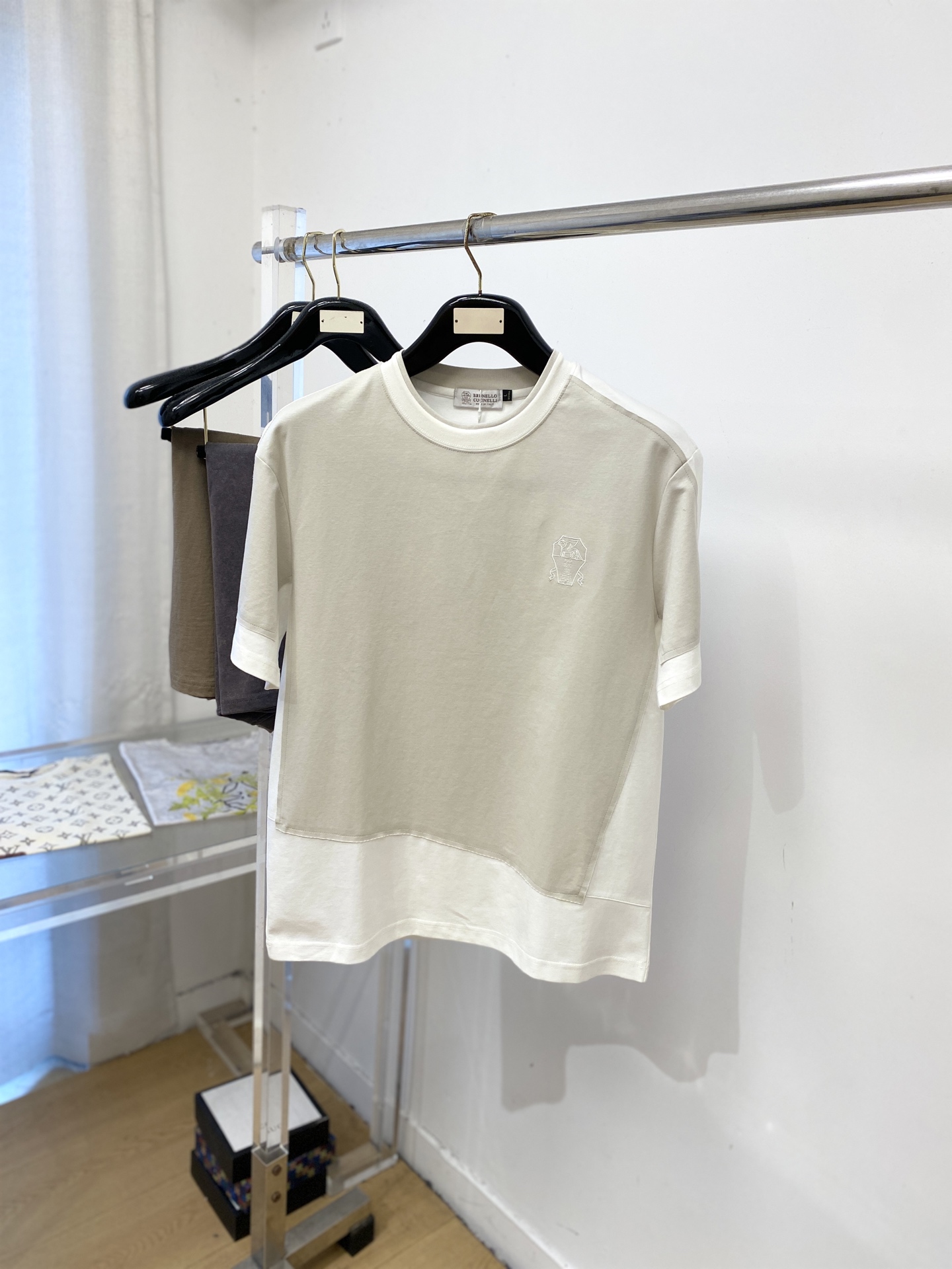 ￼ Brunello Cucinelli、2026新品短袖T恤，帅气时尚，胸前精致刺绣图案logo，简约