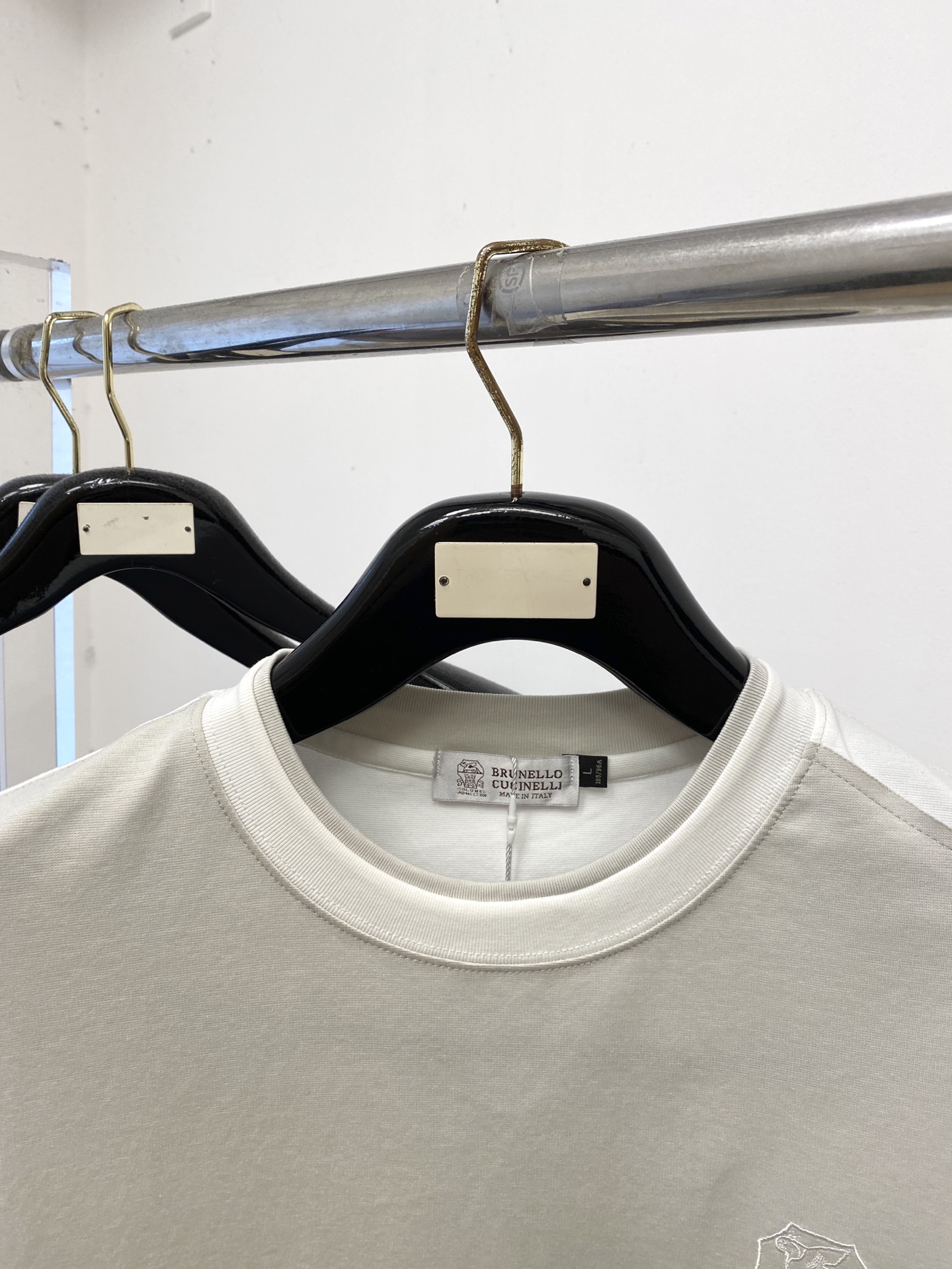 ￼ Brunello Cucinelli、2026新品短袖T恤，帅气时尚，胸前精致刺绣图案logo，简约