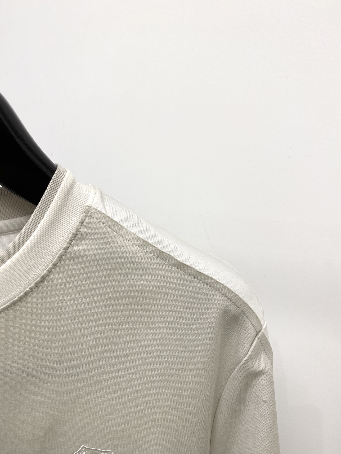 ￼ Brunello Cucinelli、2026新品短袖T恤，帅气时尚，胸前精致刺绣图案logo，简约