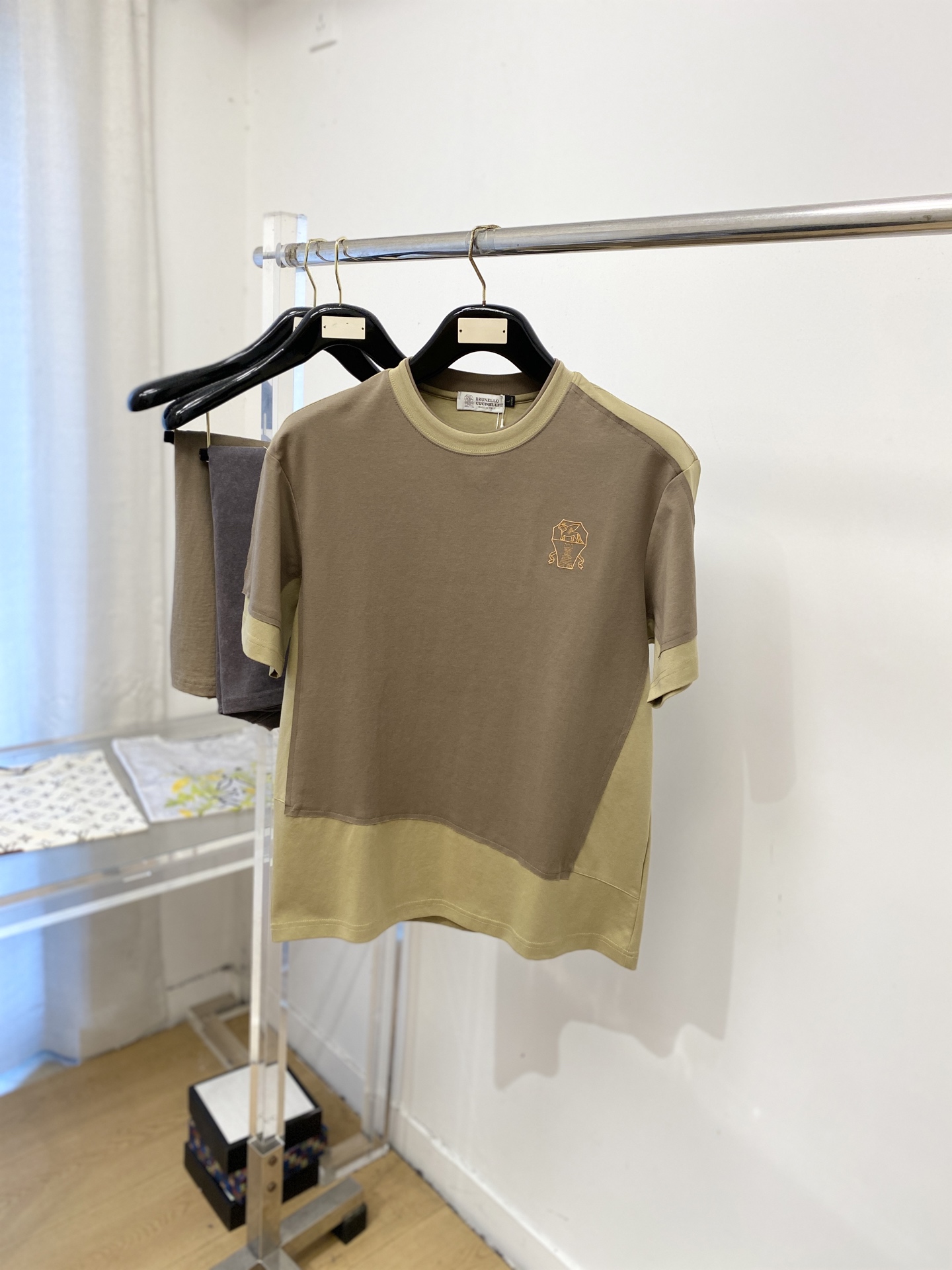 ￼ Brunello Cucinelli、2026新品短袖T恤，帅气时尚，胸前精致刺绣图案logo，简约