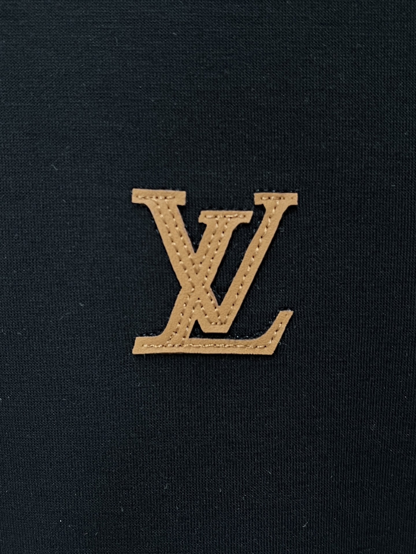 路易威登、2026新品短袖T恤，帅气时尚，胸前刺绣装饰字母logo，简约百搭款。面料棉 不仅挺括，保持潮